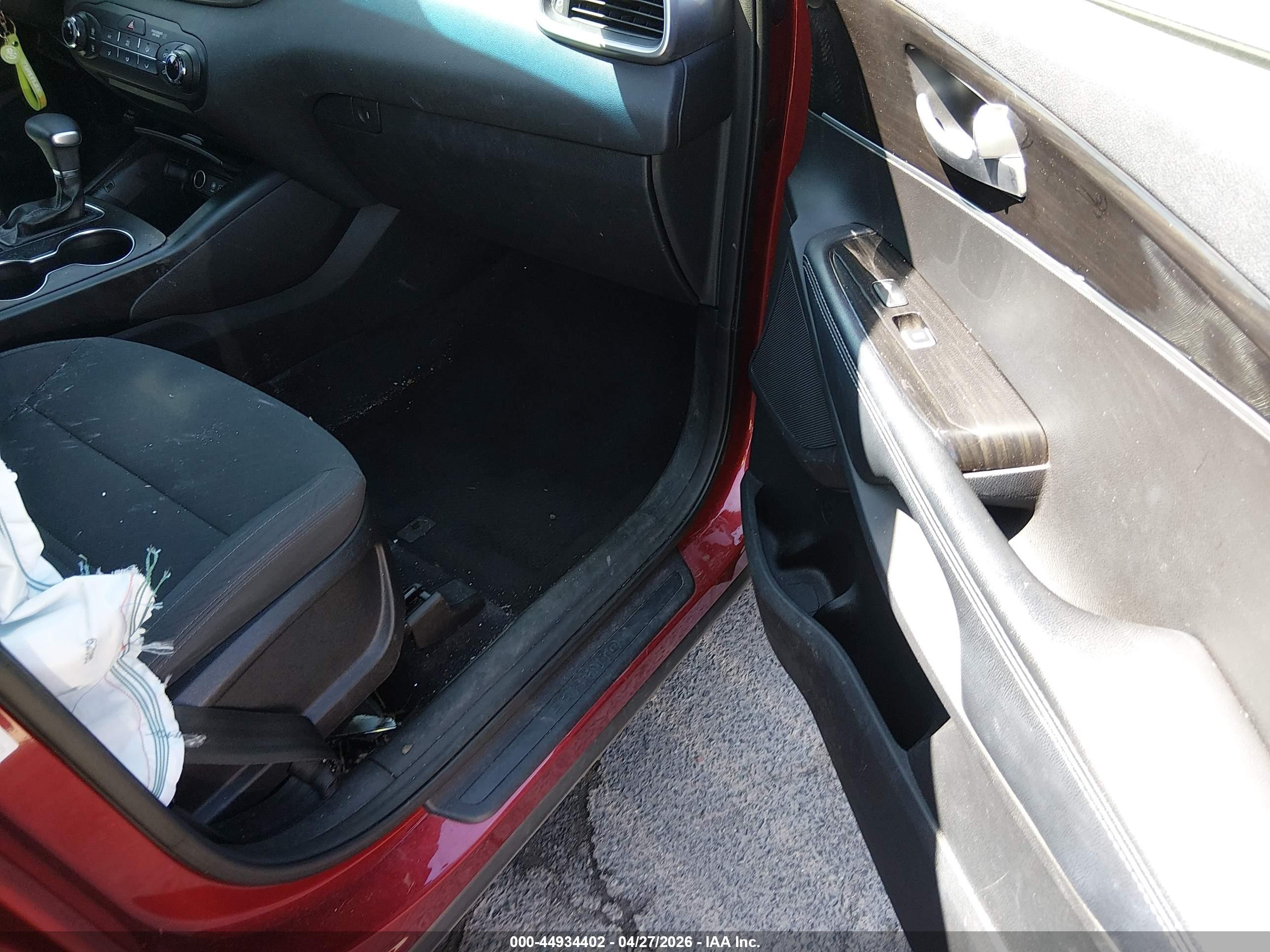2019 Kia Sorento VIN 5XYPGDA35KG534571 IAAI salvage auction — Side, Salvage (Connecticut), sold $1,425 on 2026-08-27 (photo 5)
