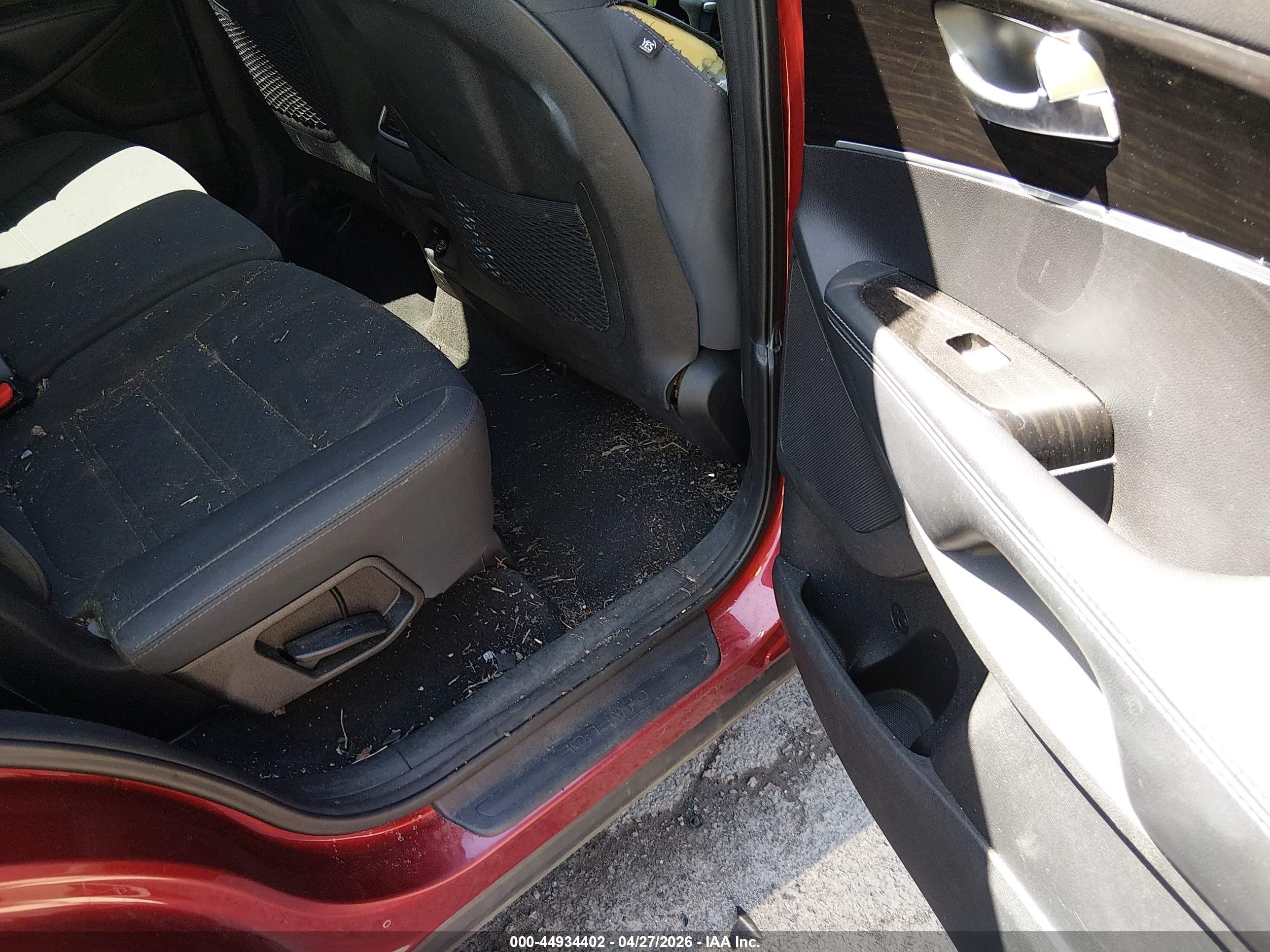 2019 Kia Sorento VIN 5XYPGDA35KG534571 IAAI salvage auction — Side, Salvage (Connecticut), sold $1,425 on 2026-08-27 (photo 8)