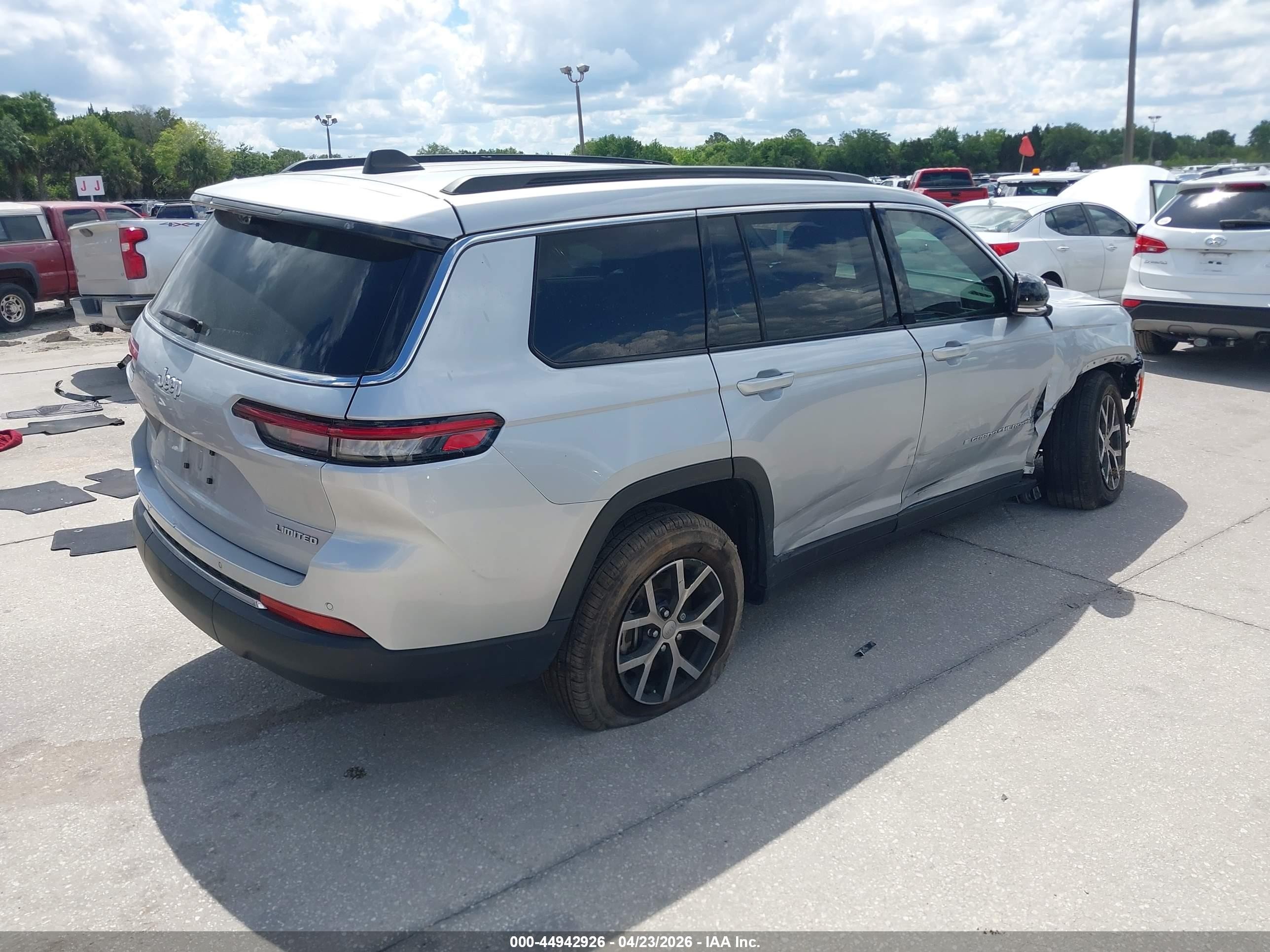 2024 Jeep Grand cherokee VIN 1C4RJJBGXR8594292 IAAI salvage auction — Side, Rebuildable (Florida), sold $9,525 on 2026-09-09 (photo 4)