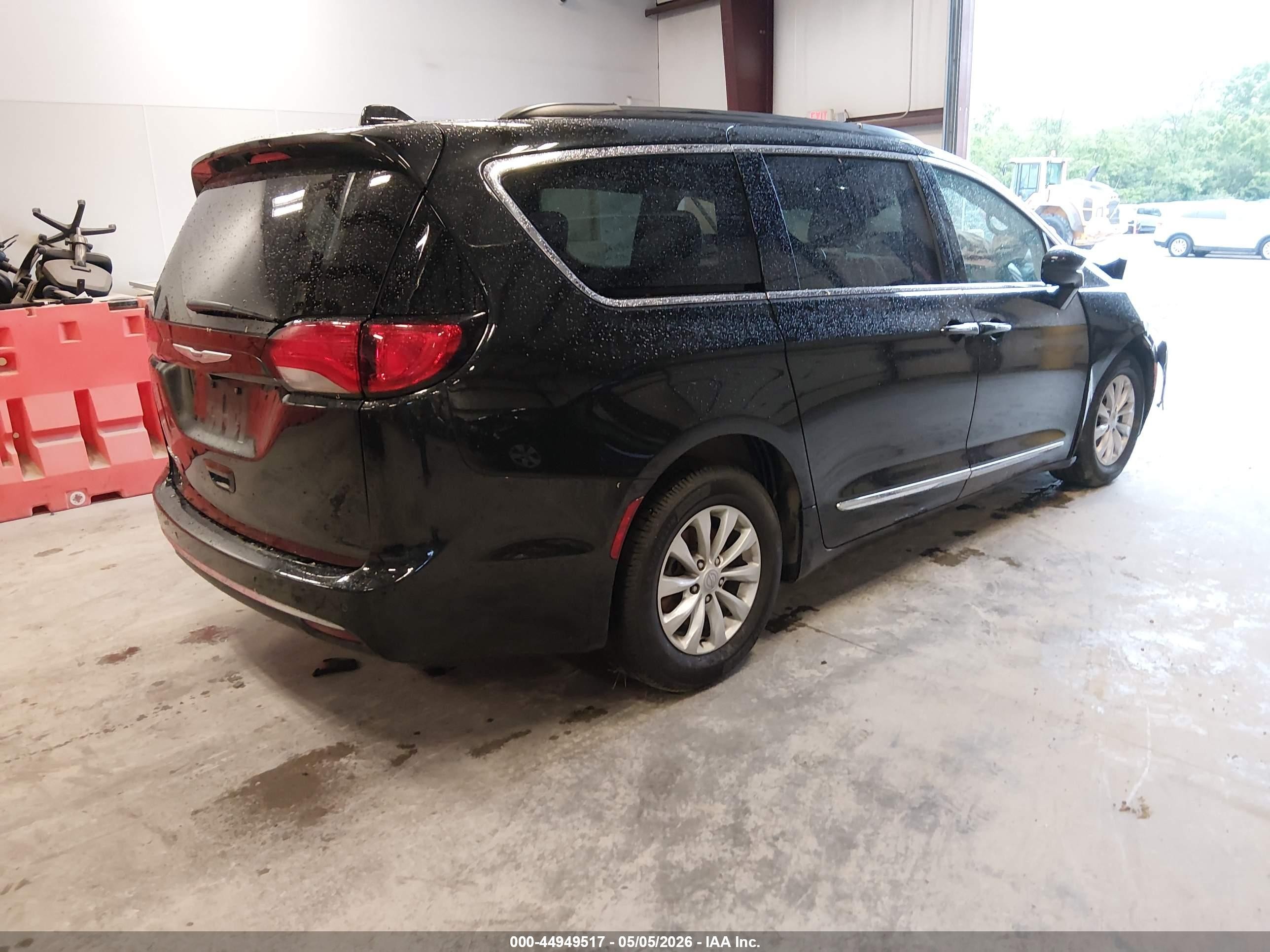 2017 Chrysler Pacifica VIN 2C4RC1BG4HR530150 IAAI salvage auction — Front End, Salvage (Kentucky), sold $1,425 on 2026-09-08 (photo 4)