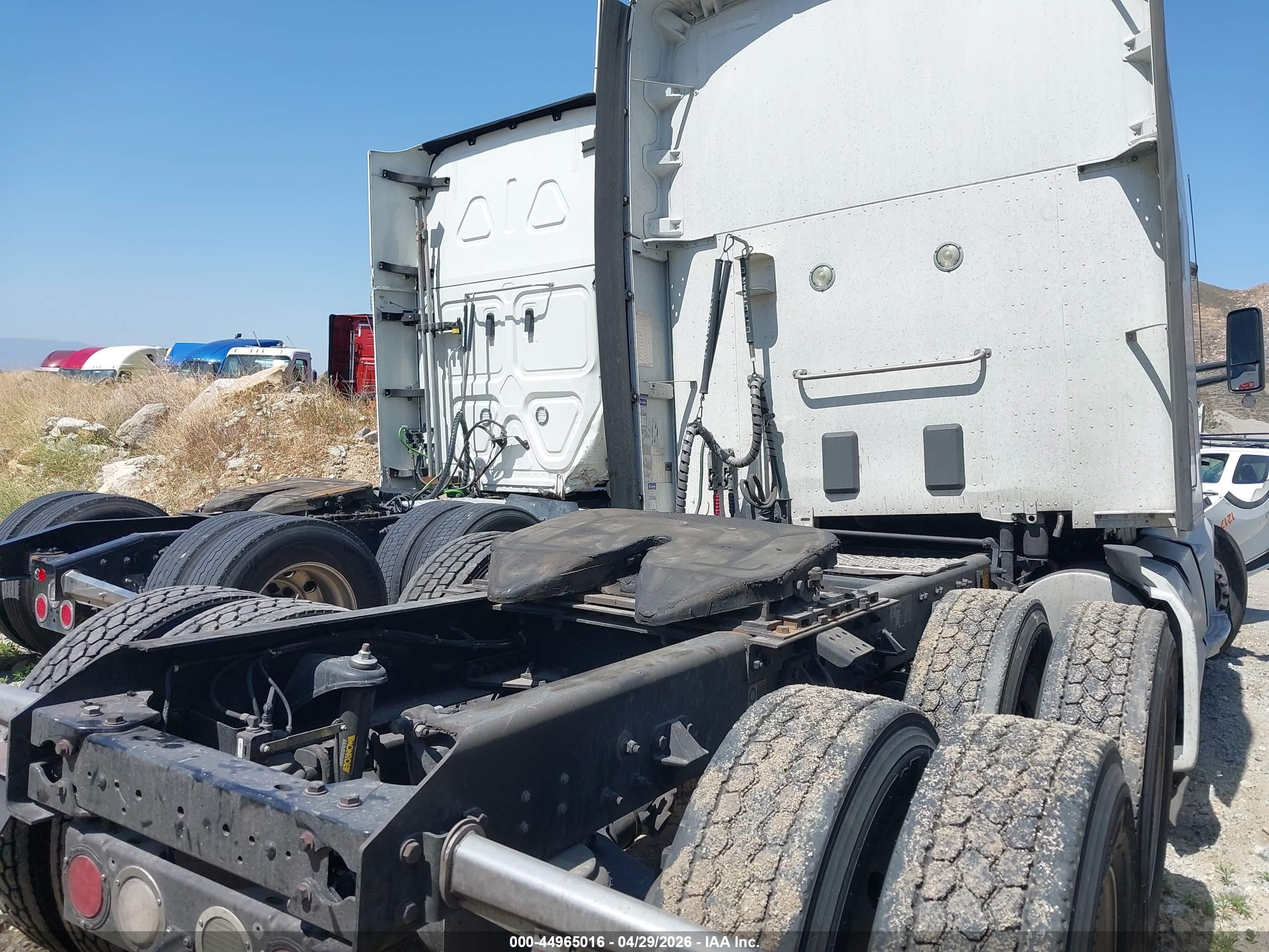 2018 Kenworth T680 VIN 1XKYD49X3JJ190312 IAAI salvage auction — Mechanical, Salvage (California), sold $4,575 on 2026-10-14 (photo 4)
