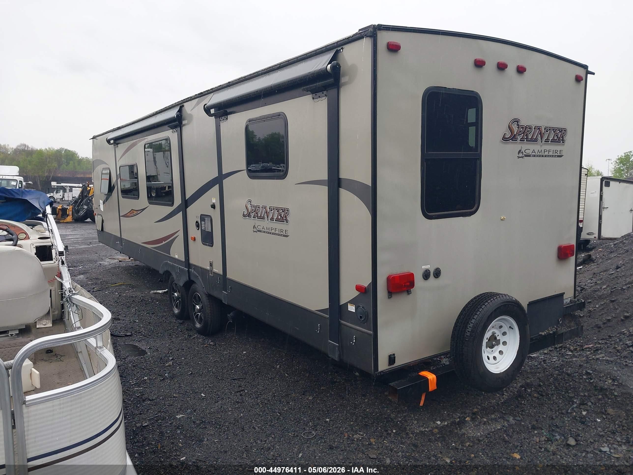 2015 Keystone Sprinter VIN 4YDT31B28F1533061 IAAI salvage auction — Side, Salvage (Pennsylvania), sold $750 on 2026-09-16 (photo 3)