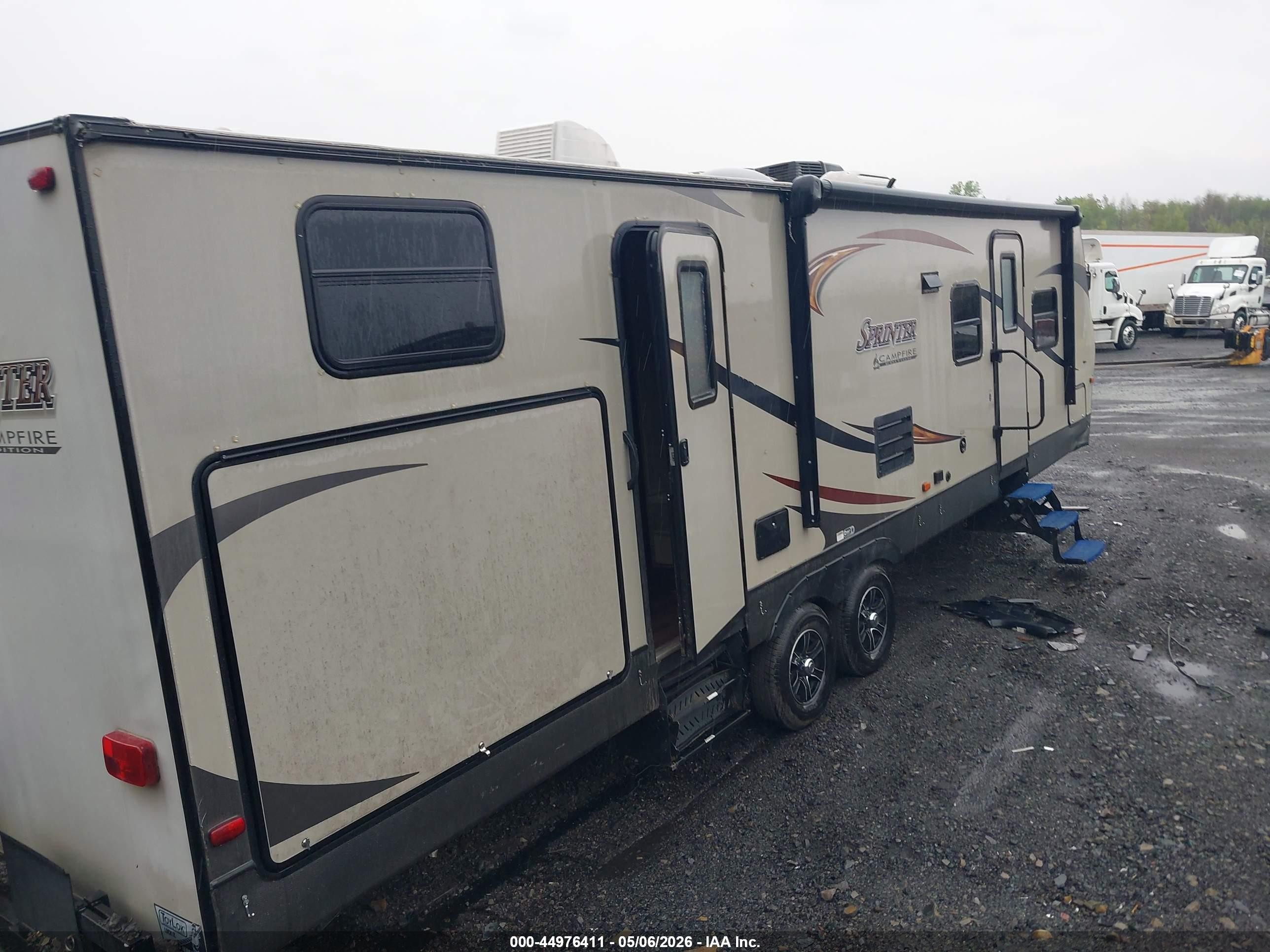 2015 Keystone Sprinter VIN 4YDT31B28F1533061 IAAI salvage auction — Side, Salvage (Pennsylvania), sold $750 on 2026-09-16 (photo 4)