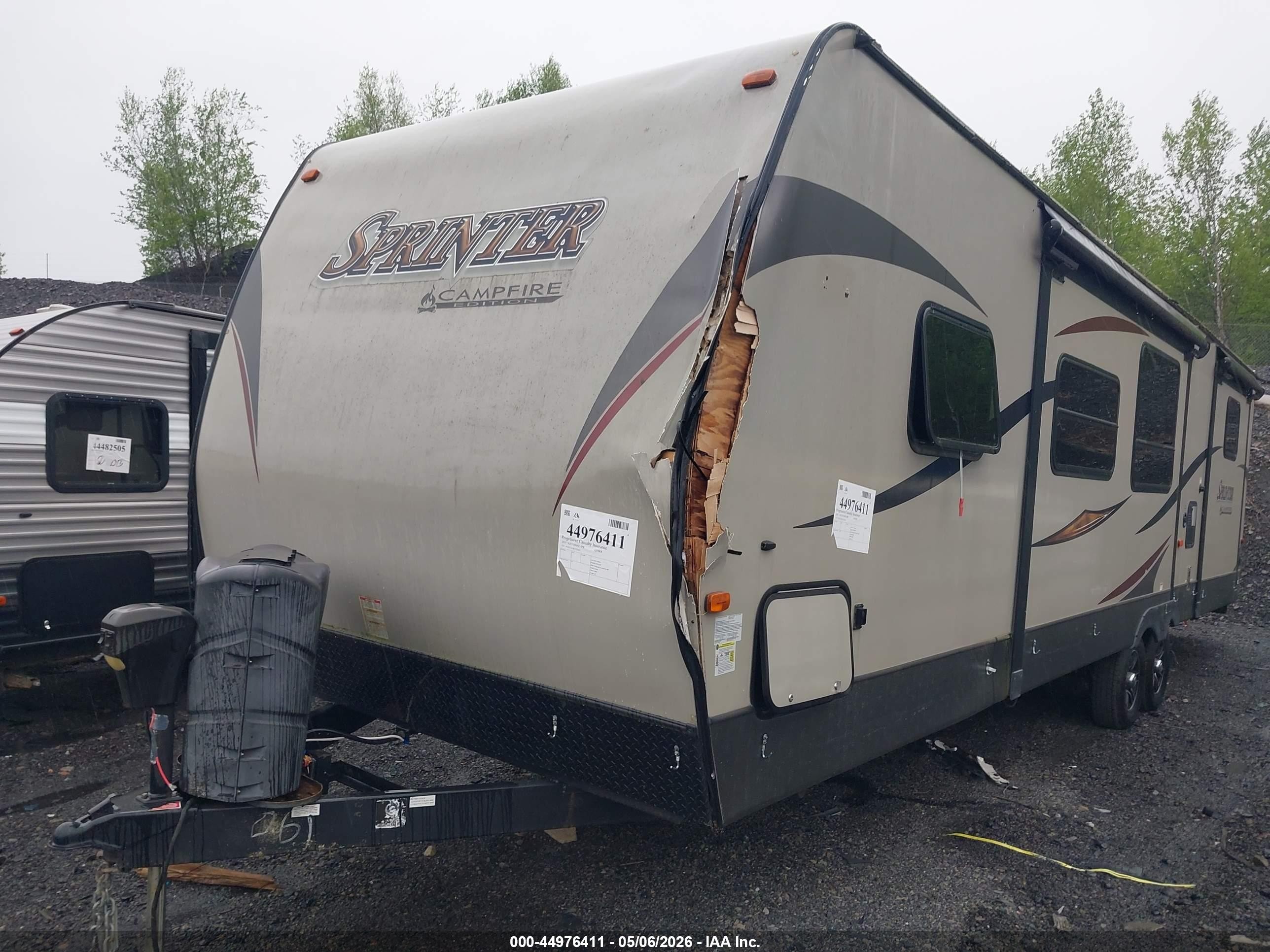 2015 Keystone Sprinter VIN 4YDT31B28F1533061 IAAI salvage auction — Side, Salvage (Pennsylvania), sold $750 on 2026-09-16 (photo 6)