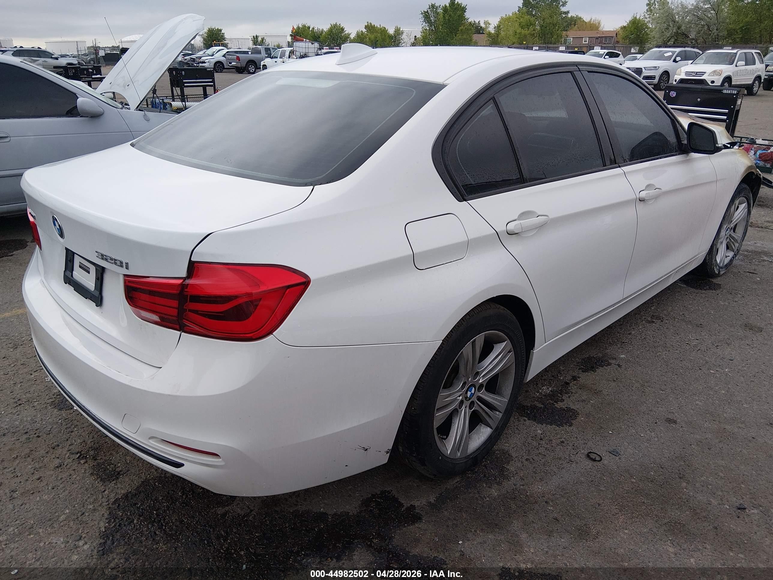 2016 BMW 3er VIN WBA8E3G52GNT79391 IAAI salvage auction — Burn Engine, Salvage (Colorado), sold $300 on 2026-09-11 (photo 4)