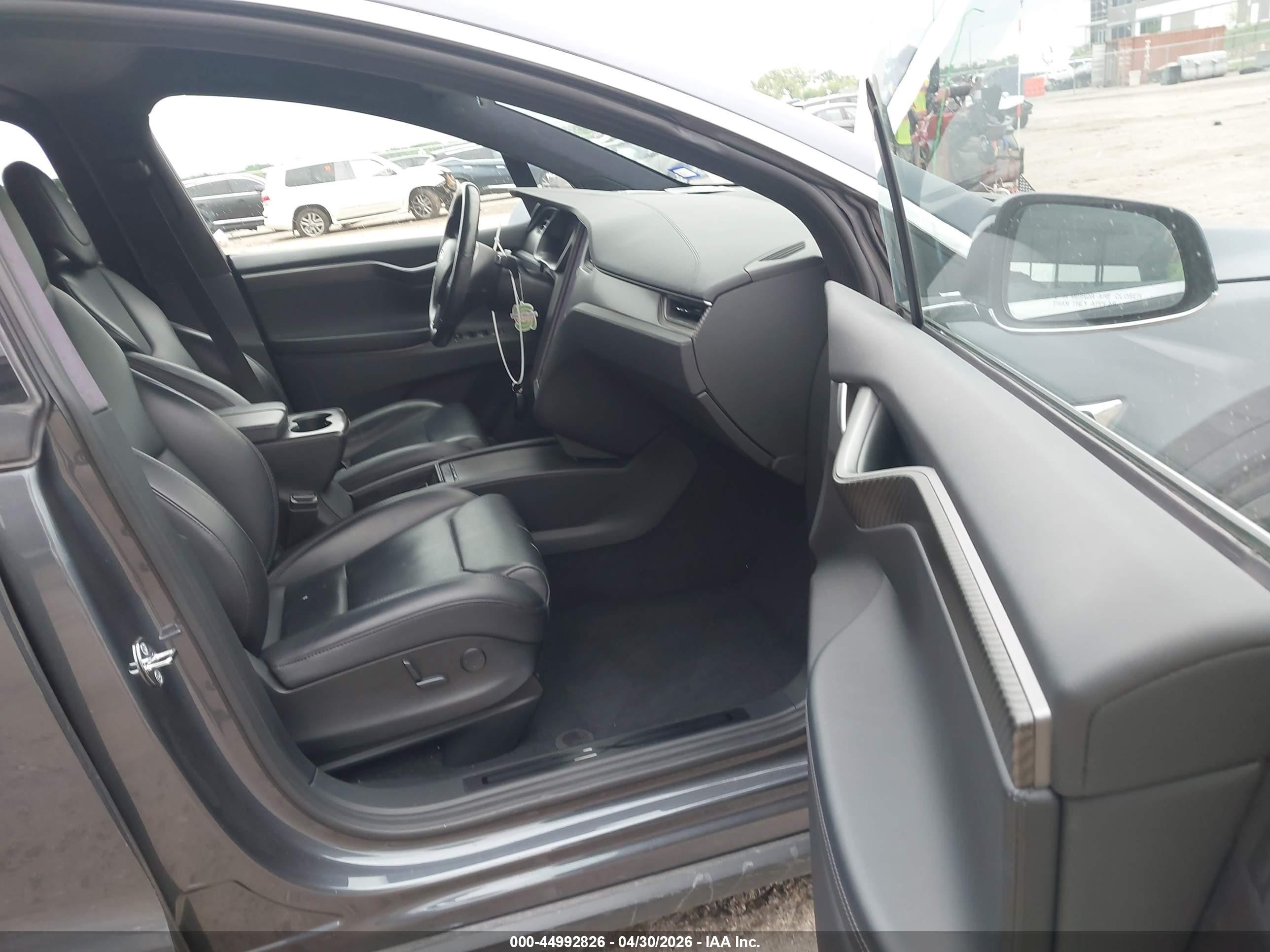 2018 Tesla Model x VIN 5YJXCAE29JF099961 IAAI salvage auction — Side, Original (Texas), sold $9,975 on 2026-10-10 (photo 5)
