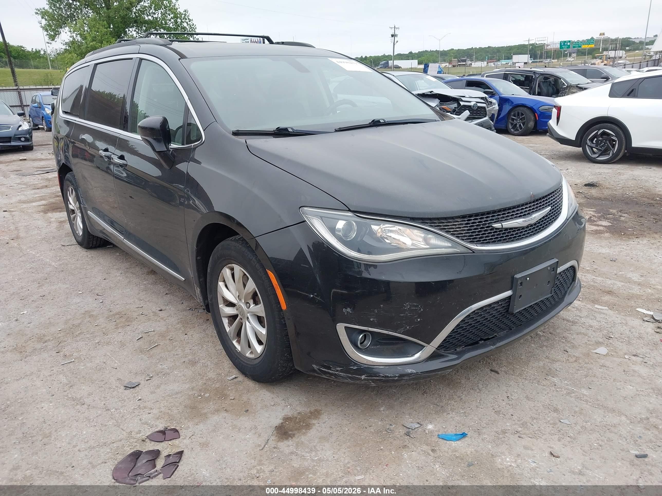 2017 Chrysler Pacifica VIN 2C4RC1BG5HR832126 IAAI salvage auction — Side, Clear (Oklahoma), sold $4,000 on 2026-09-22 (photo 1)
