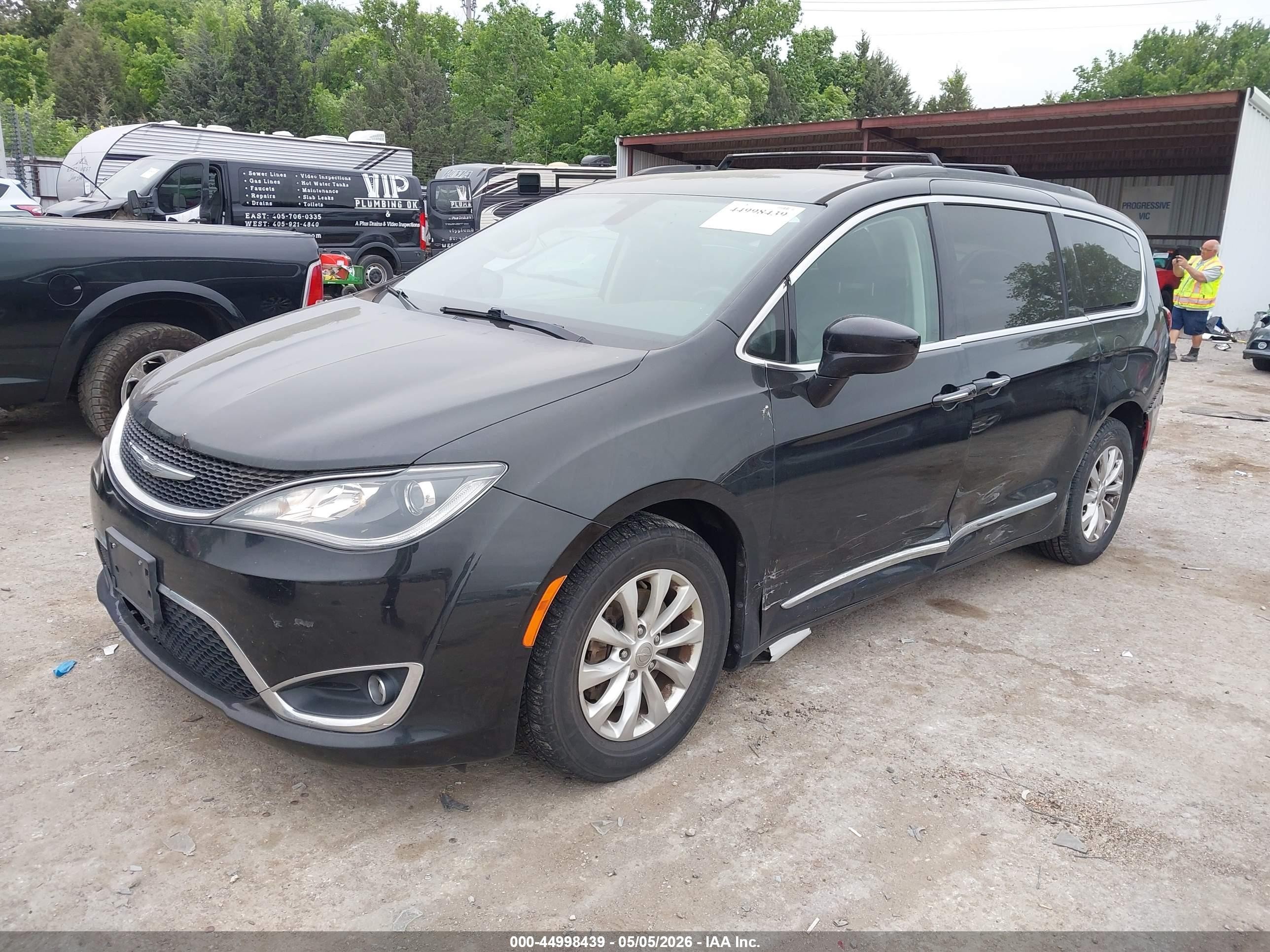 2017 Chrysler Pacifica VIN 2C4RC1BG5HR832126 IAAI salvage auction — Side, Clear (Oklahoma), sold $4,000 on 2026-09-22 (photo 2)