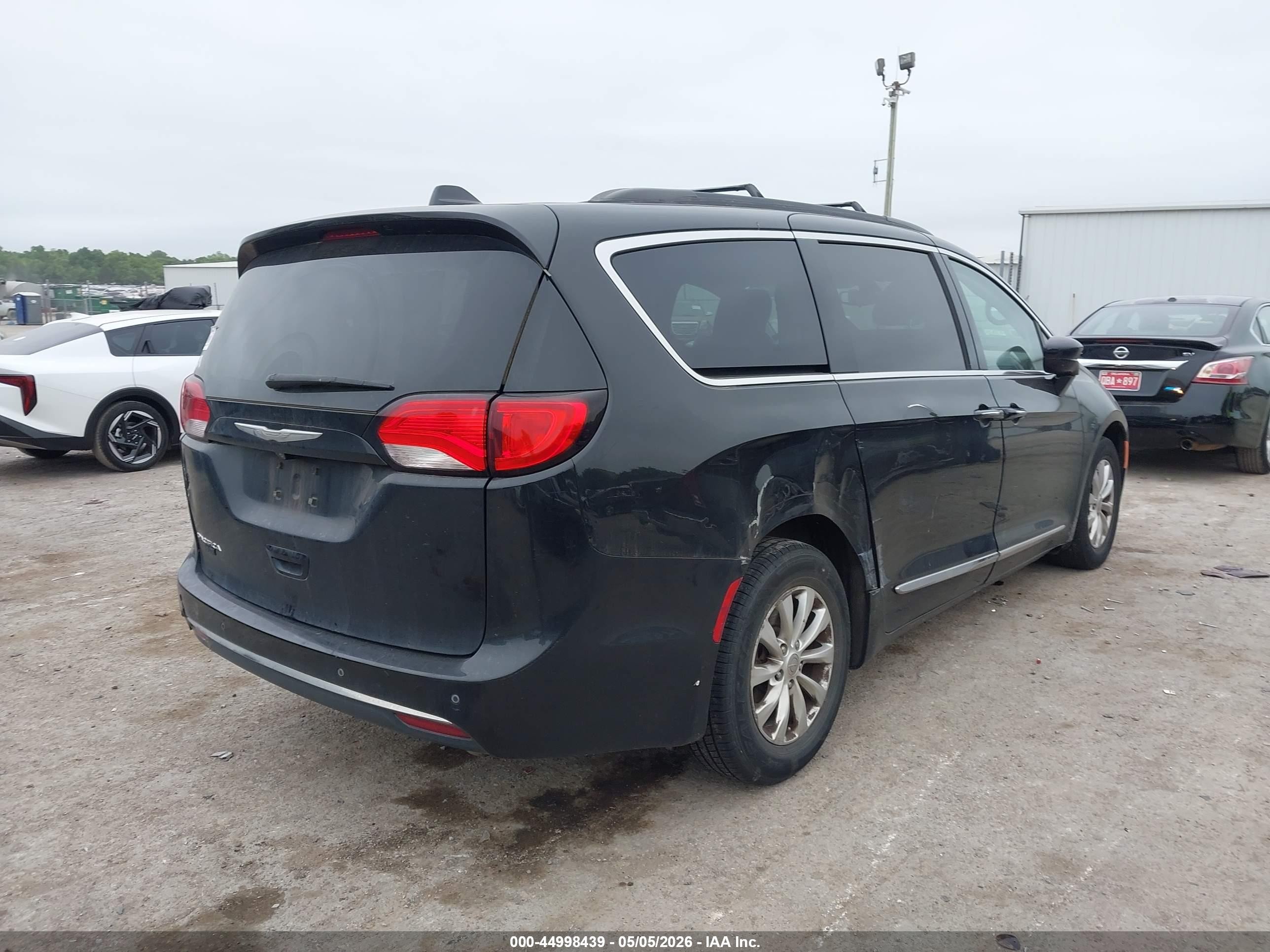 2017 Chrysler Pacifica VIN 2C4RC1BG5HR832126 IAAI salvage auction — Side, Clear (Oklahoma), sold $4,000 on 2026-09-22 (photo 4)