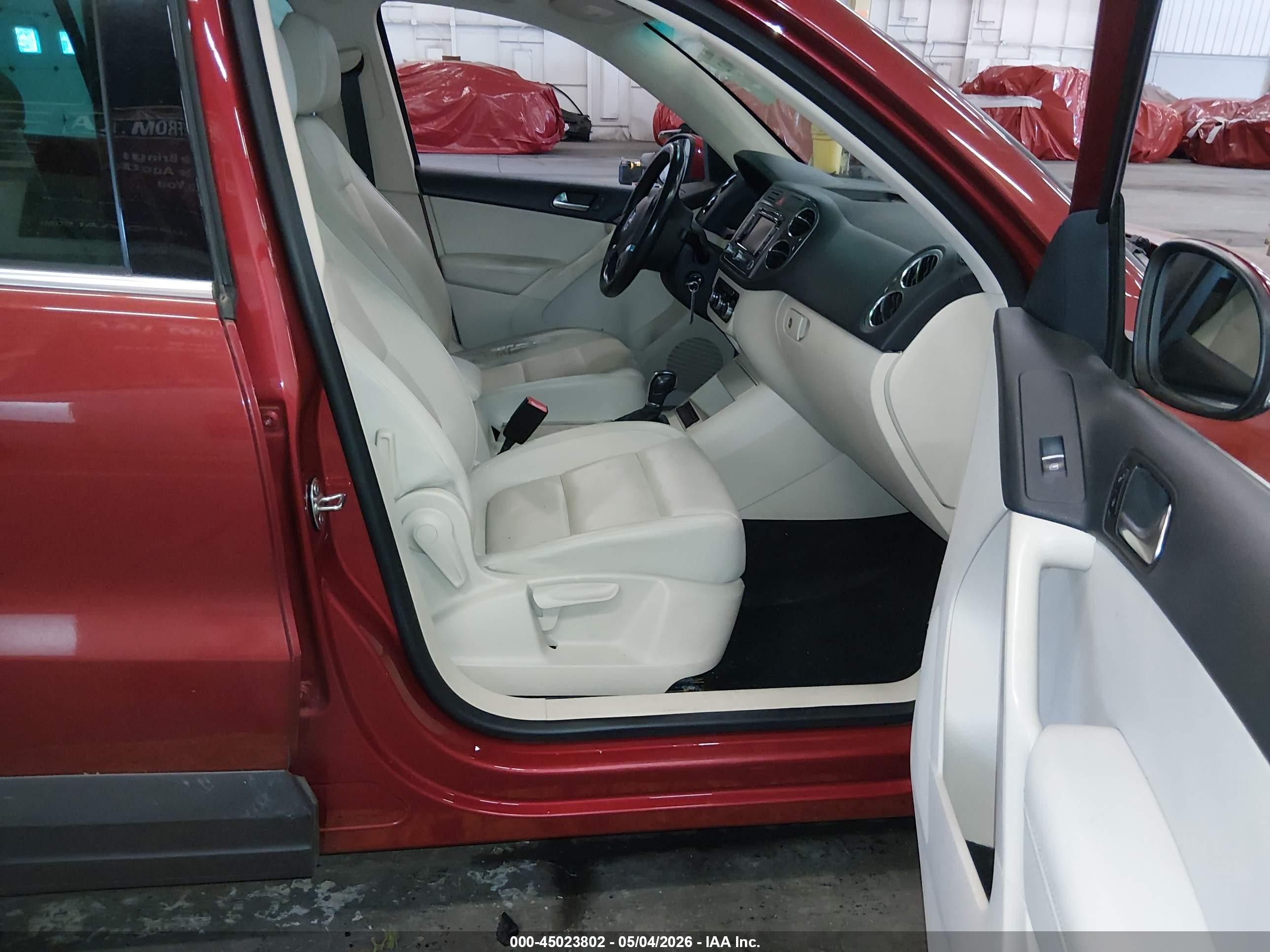 2011 Volkswagen Tiguan VIN WVGAV7AX7BW000406 IAAI salvage auction — Rear End, Salvage (Oregon), sold $975 on 2026-06-18 (photo 5)