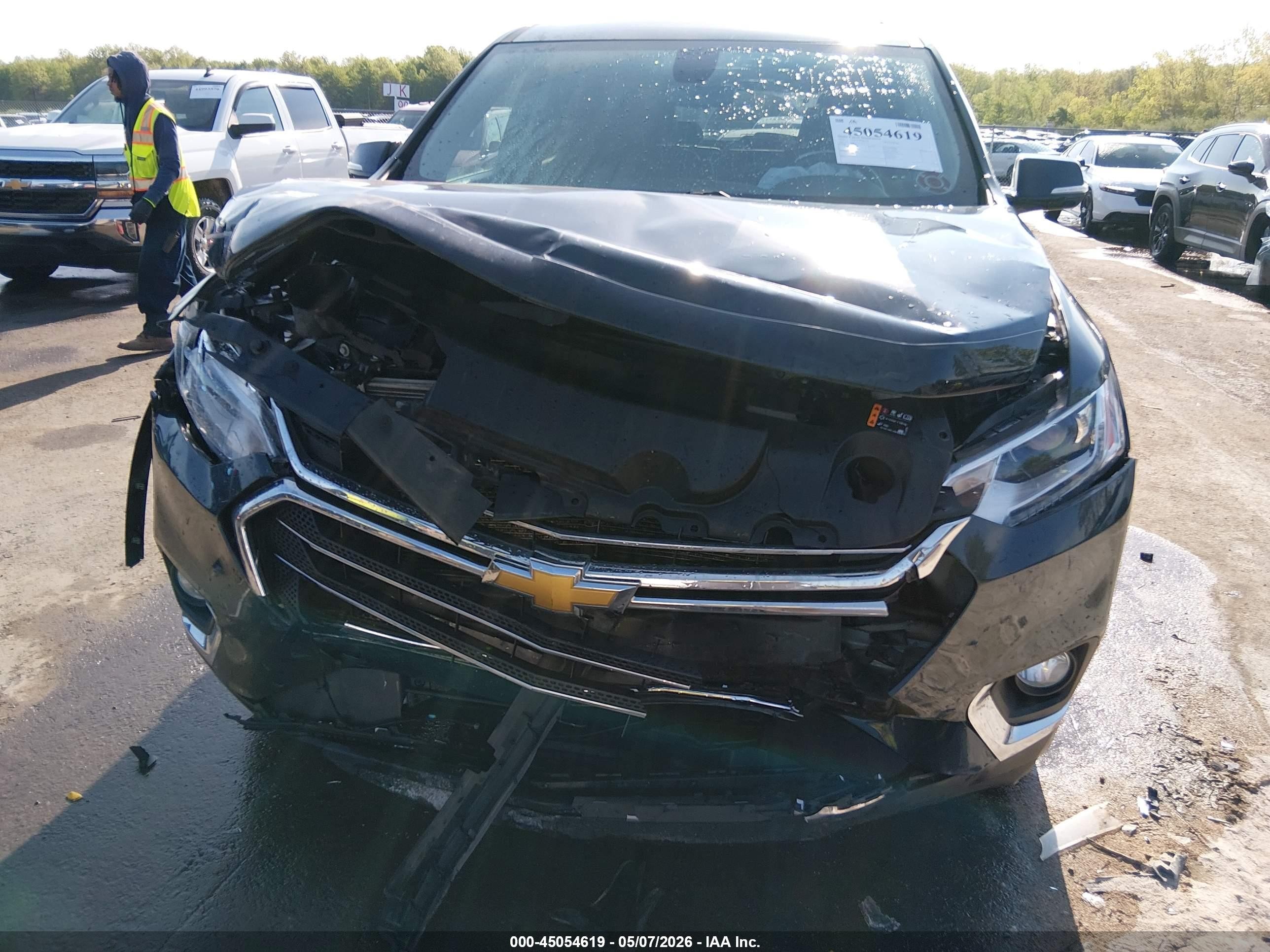 2020 Chevrolet Traverse VIN 1GNEVHKW1LJ152513 IAAI salvage auction — Side, Salvage (Ohio), sold $3,100 on 2026-07-11 (photo 6)