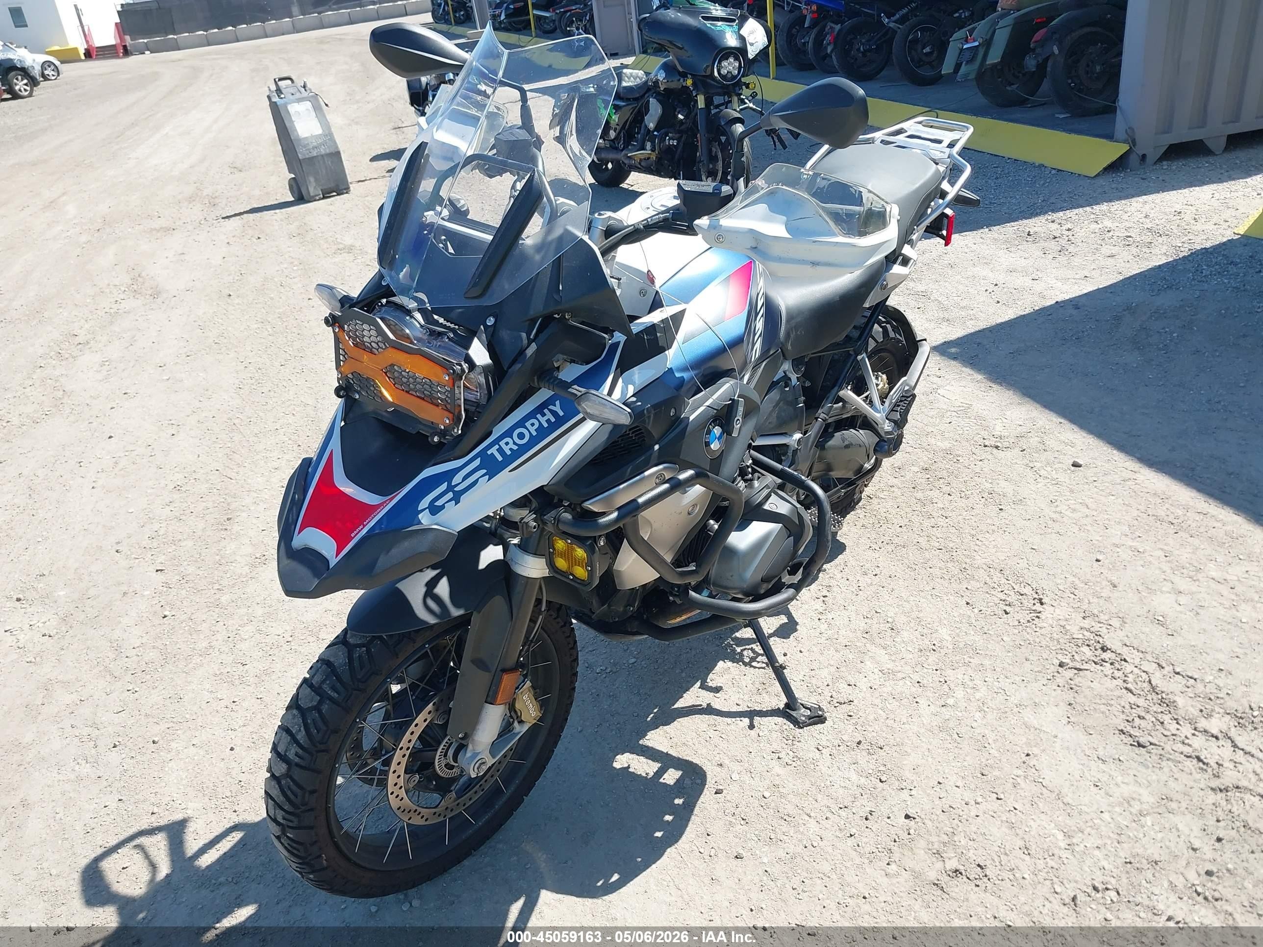 2023 BMW R 1250 VIN WB10M0306P6G41998 IAAI salvage auction — Side, Salvage (California), sold $9,300 on 2026-05-20 (photo 2)