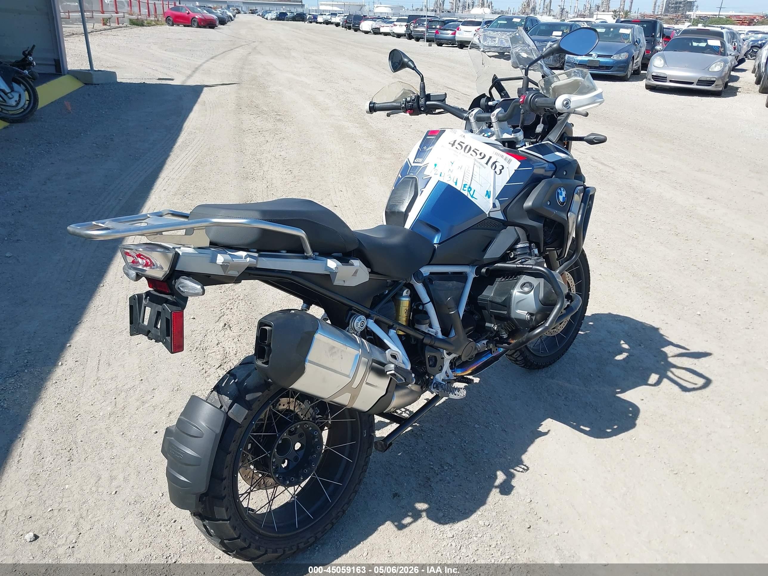 2023 BMW R 1250 VIN WB10M0306P6G41998 IAAI salvage auction — Side, Salvage (California), sold $9,300 on 2026-05-20 (photo 4)