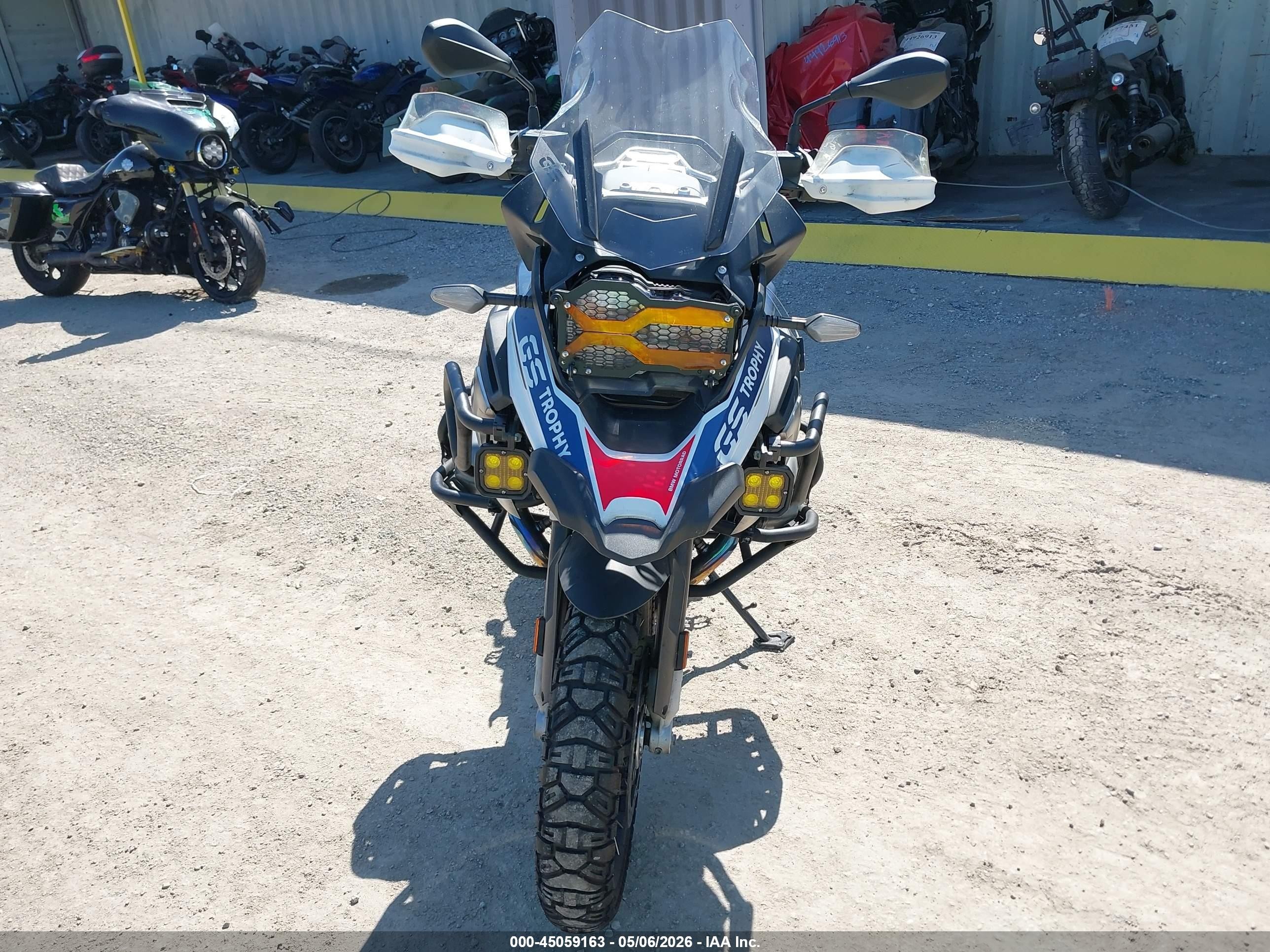 2023 BMW R 1250 VIN WB10M0306P6G41998 IAAI salvage auction — Side, Salvage (California), sold $9,300 on 2026-05-20 (photo 5)