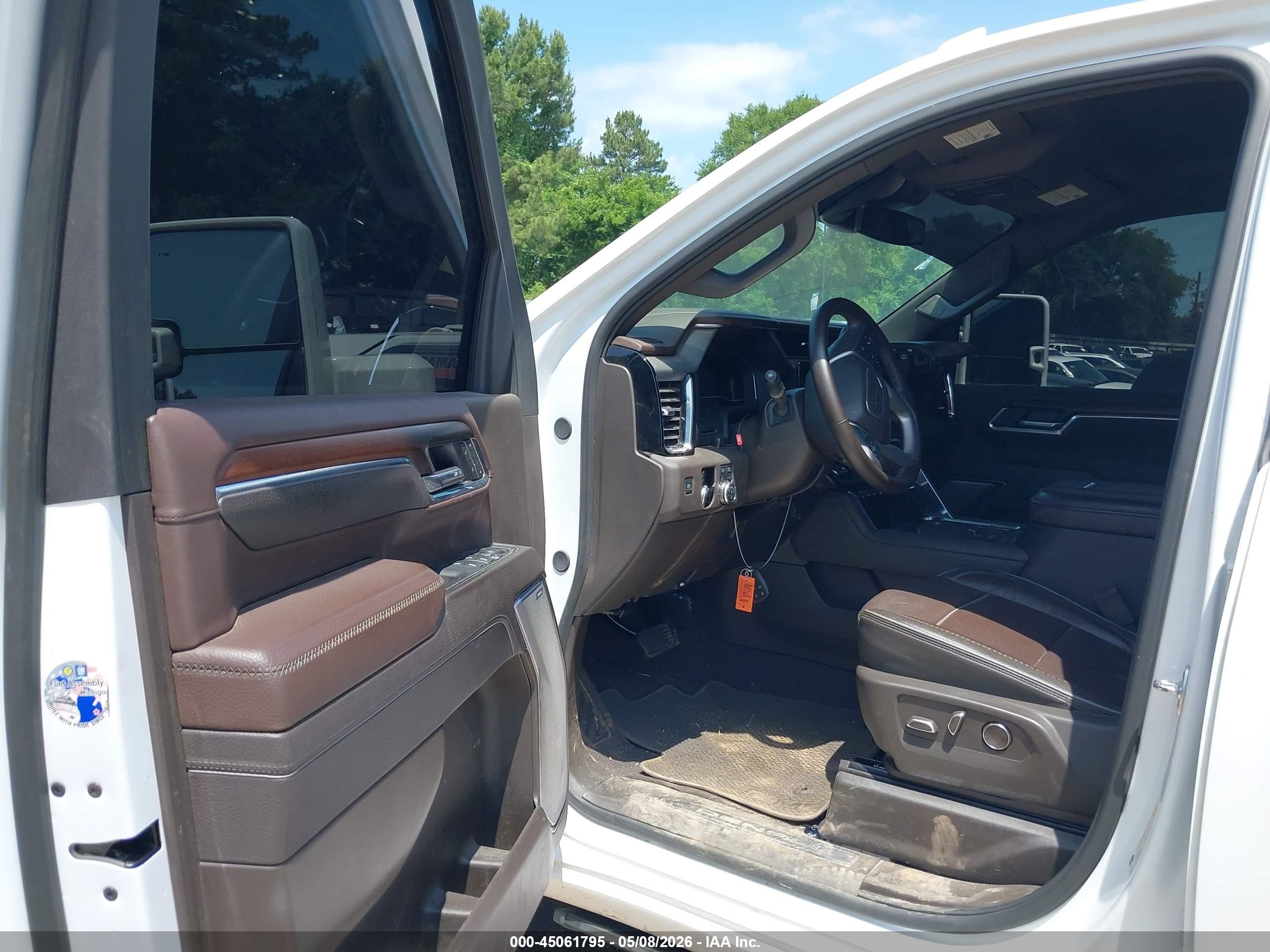 2025 GMC Sierra 3500 HD VIN 1GT4UWEYXSF275642 IAAI salvage auction — Front End, Salvage (Texas), sold $31,000 on 2026-07-10 (photo 6)
