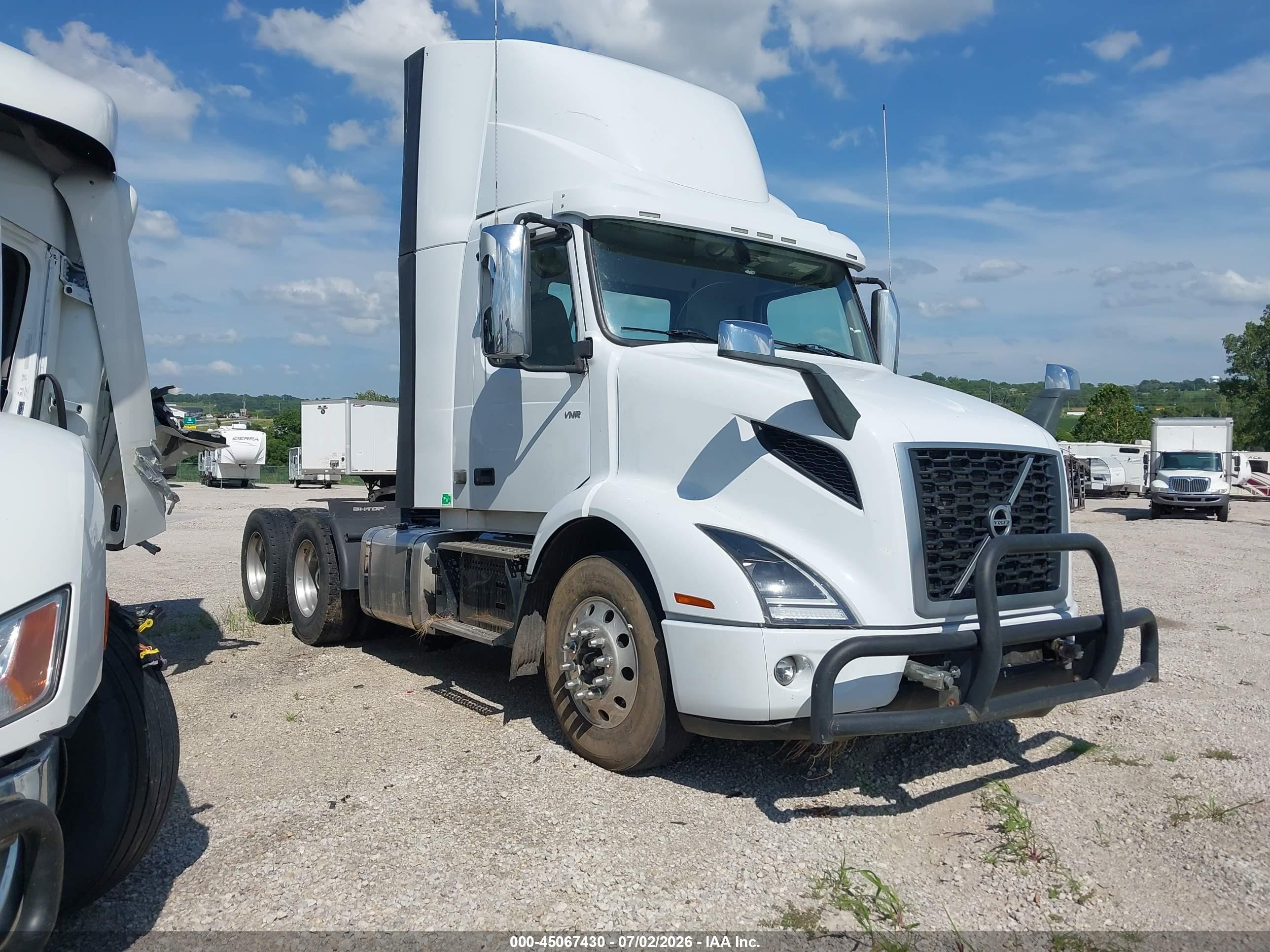 2022 Volvo VNR VIN 4V4WC9EH0NN602612 — IAAI salvage auction photo