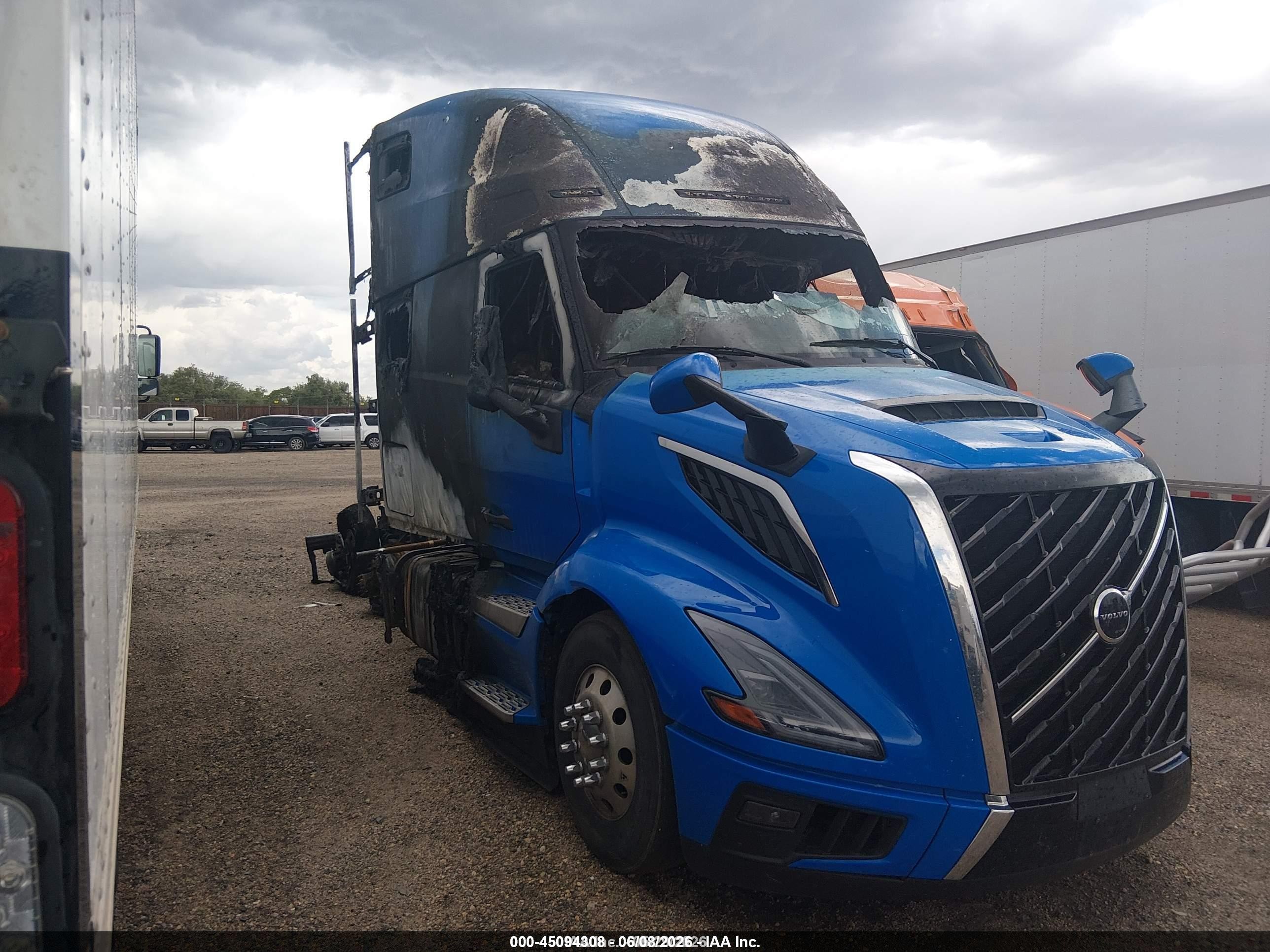 2026 Volvo VNL VIN 4V4BC9EH1TN698326 — IAAI salvage auction photo