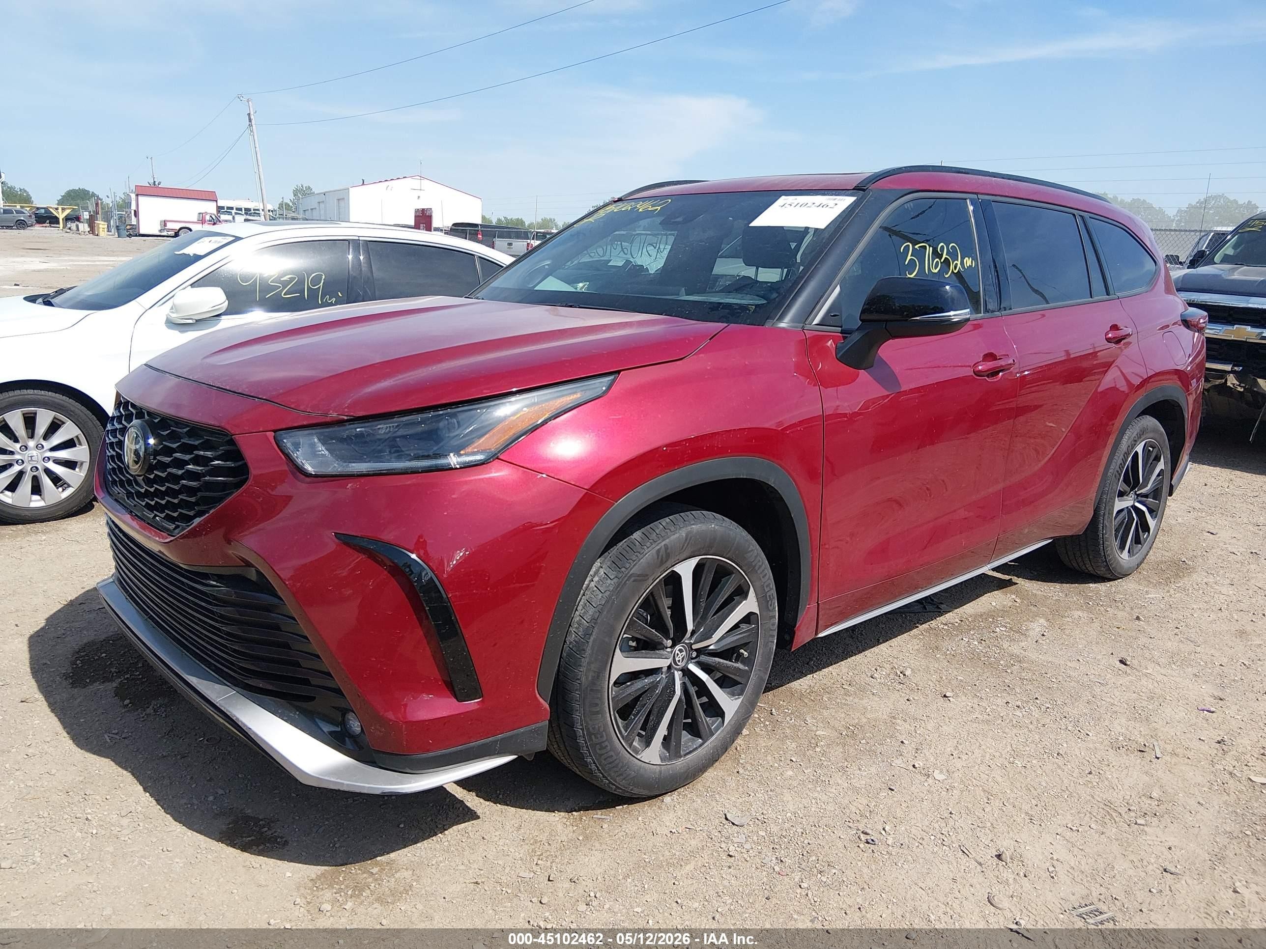 2022 Toyota Highlander VIN 5TDJZRBH6NS185371 IAAI salvage auction — Side, Salvage (Indiana), sold $22,300 on 2026-09-25 (photo 2)