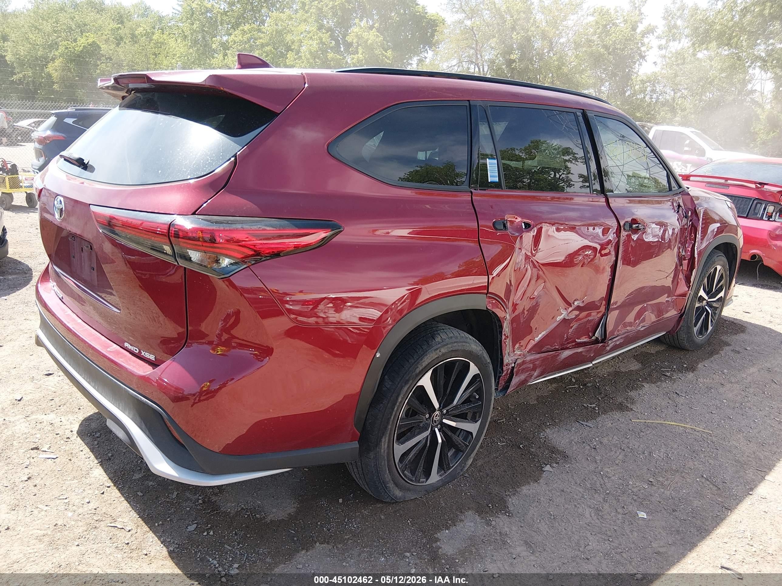 2022 Toyota Highlander VIN 5TDJZRBH6NS185371 IAAI salvage auction — Side, Salvage (Indiana), sold $22,300 on 2026-09-25 (photo 4)
