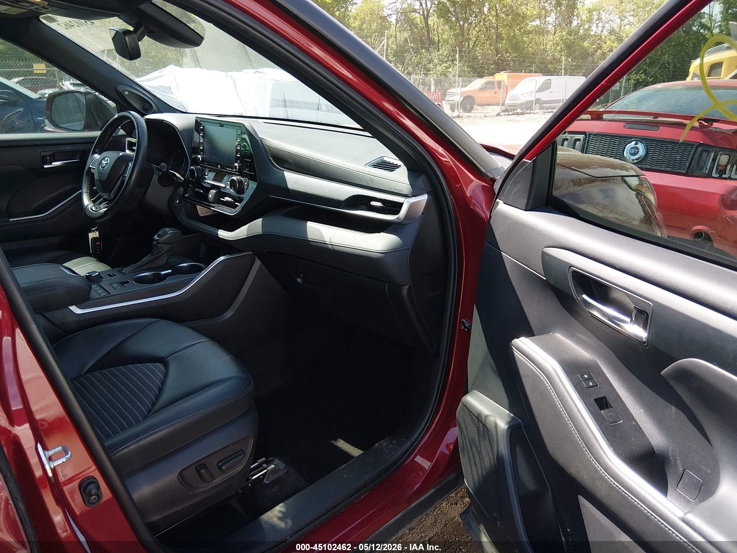 2022 Toyota Highlander VIN 5TDJZRBH6NS185371 IAAI salvage auction — Side, Salvage (Indiana), sold $22,300 on 2026-09-25 (photo 5)