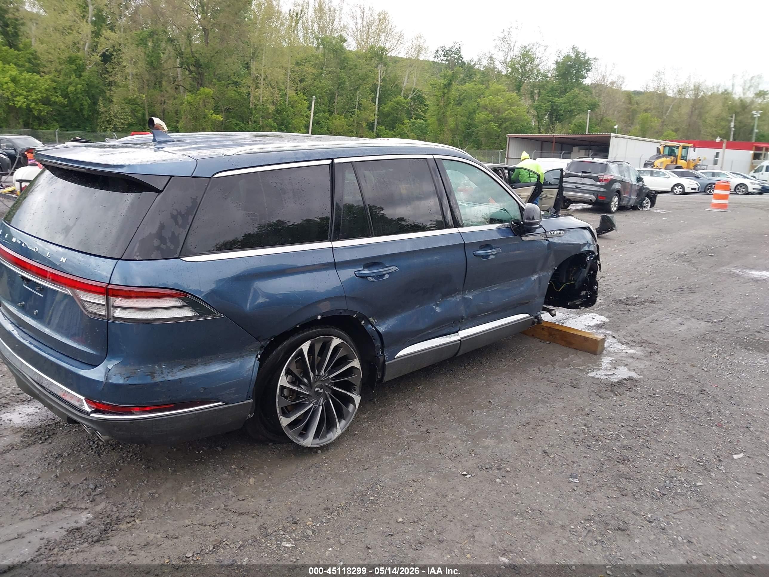 2020 Lincoln Aviator VIN 5LM5J7XC6LGL06071 IAAI salvage auction — Side, Salvage (Virginia), sold $11,175 on 2026-07-23 (photo 4)