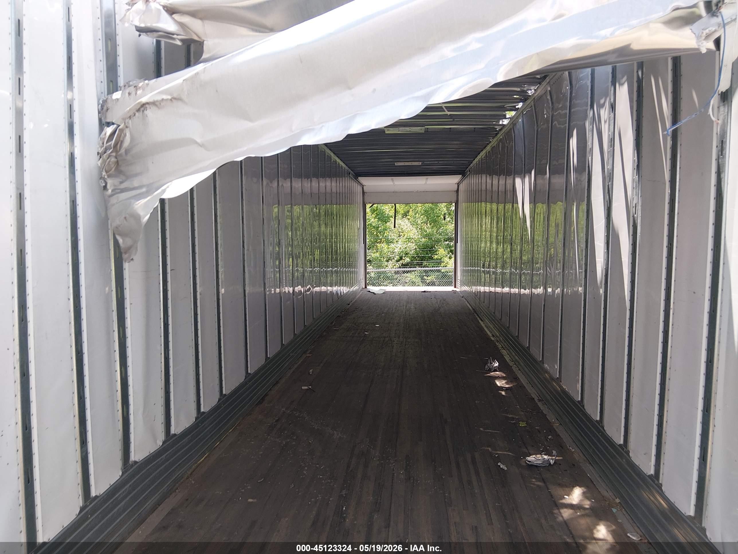 2024 Utility trailer mfg Van VIN 1UYVS2535R7131302 IAAI salvage auction — Top/Roof, Salvage (Ohio), sold $3,350 on 2026-10-01 (photo 8)