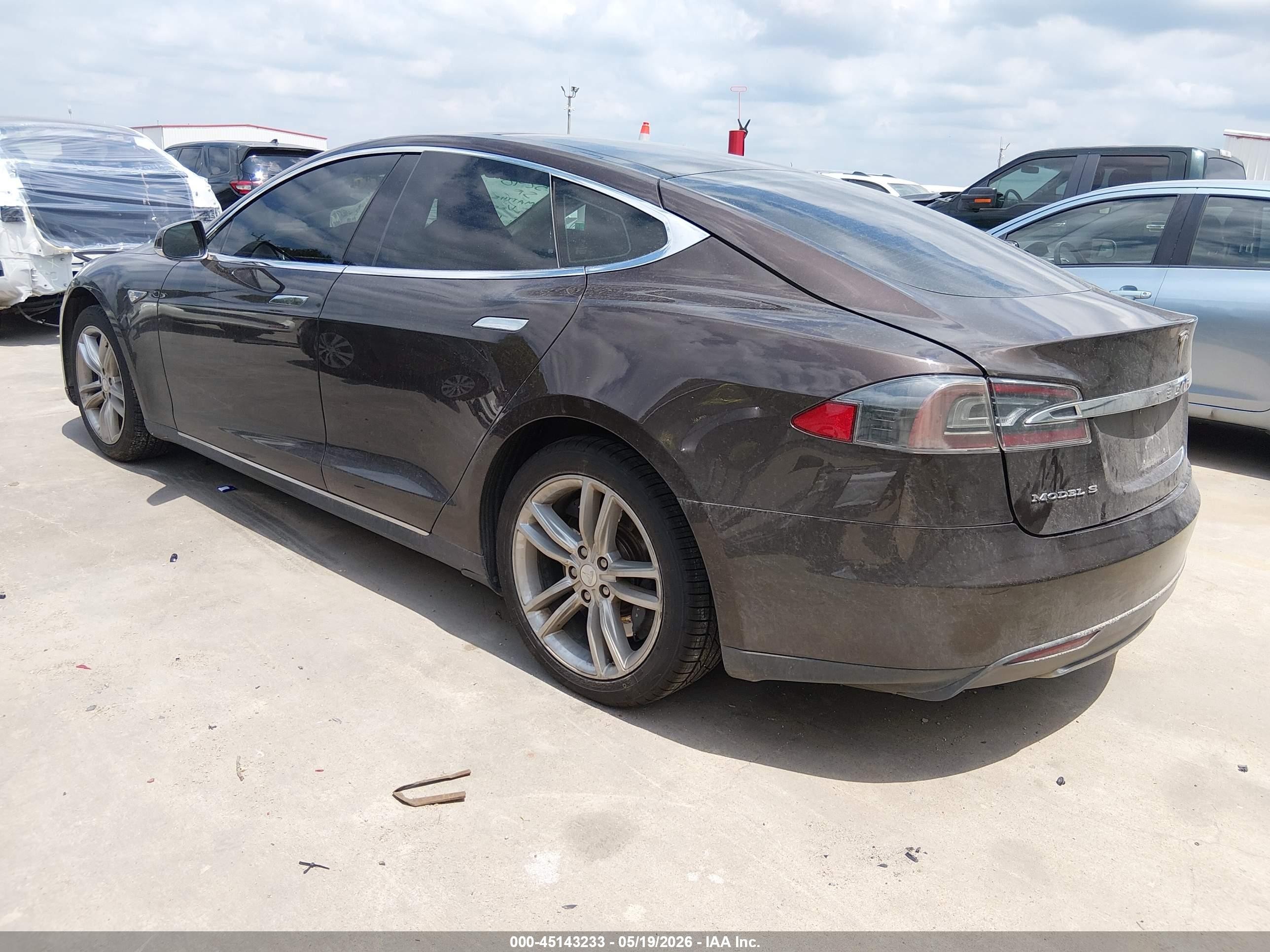 2013 Tesla Model S VIN 5YJSA1AC3DFP10084 IAAI salvage auction — Side, Salvage (Texas), sold $2,050 on 2026-06-30 (photo 3)