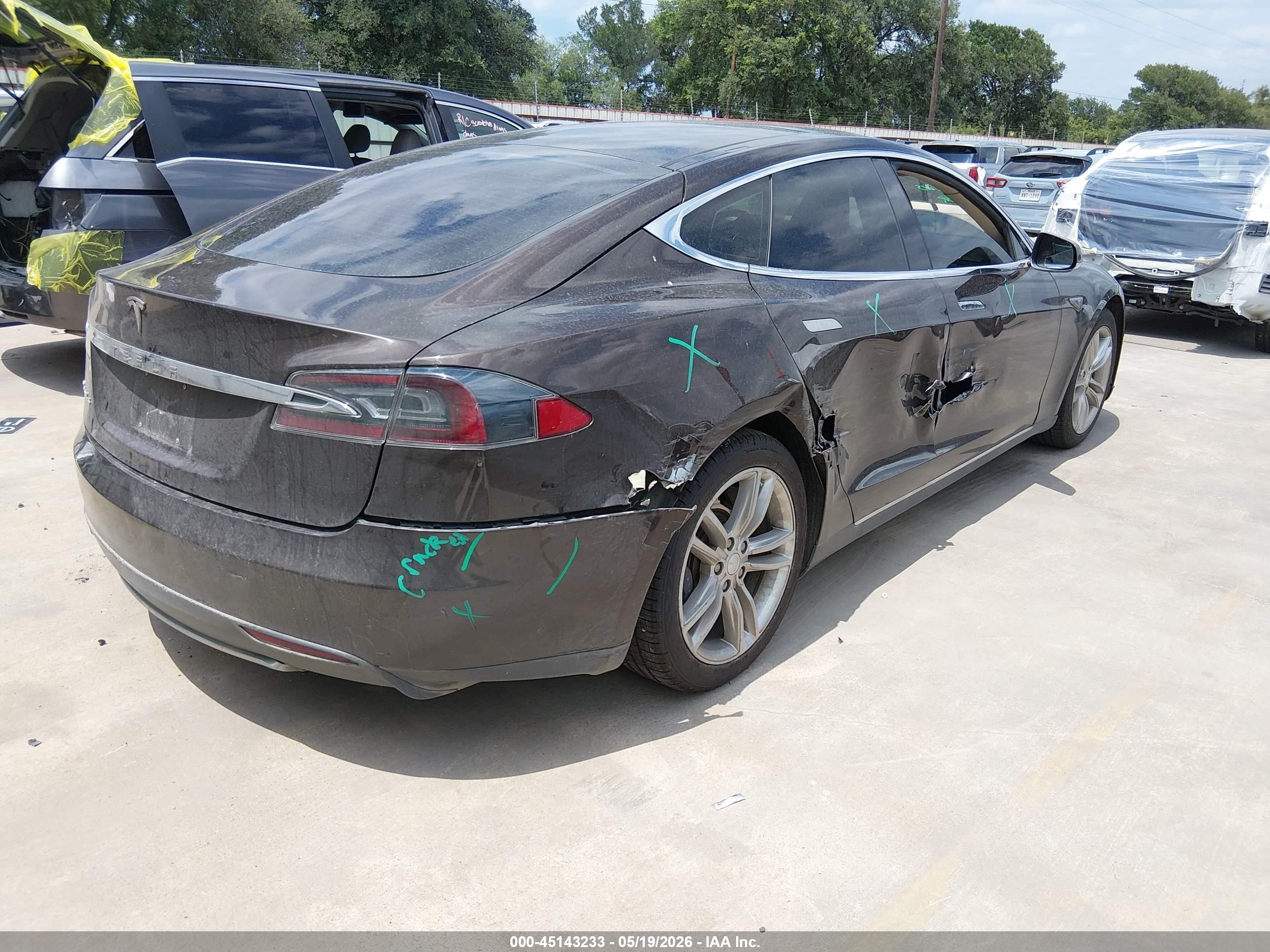 2013 Tesla Model S VIN 5YJSA1AC3DFP10084 IAAI salvage auction — Side, Salvage (Texas), sold $2,050 on 2026-06-30 (photo 4)