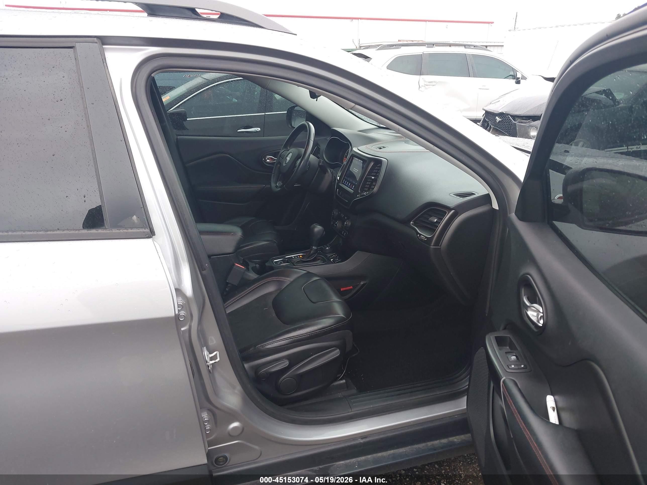 2019 Jeep Cherokee VIN 1C4PJMBX3KD440769 IAAI salvage auction — Hail, Clear (Oklahoma), sold $4,500 on 2026-10-06 (photo 5)