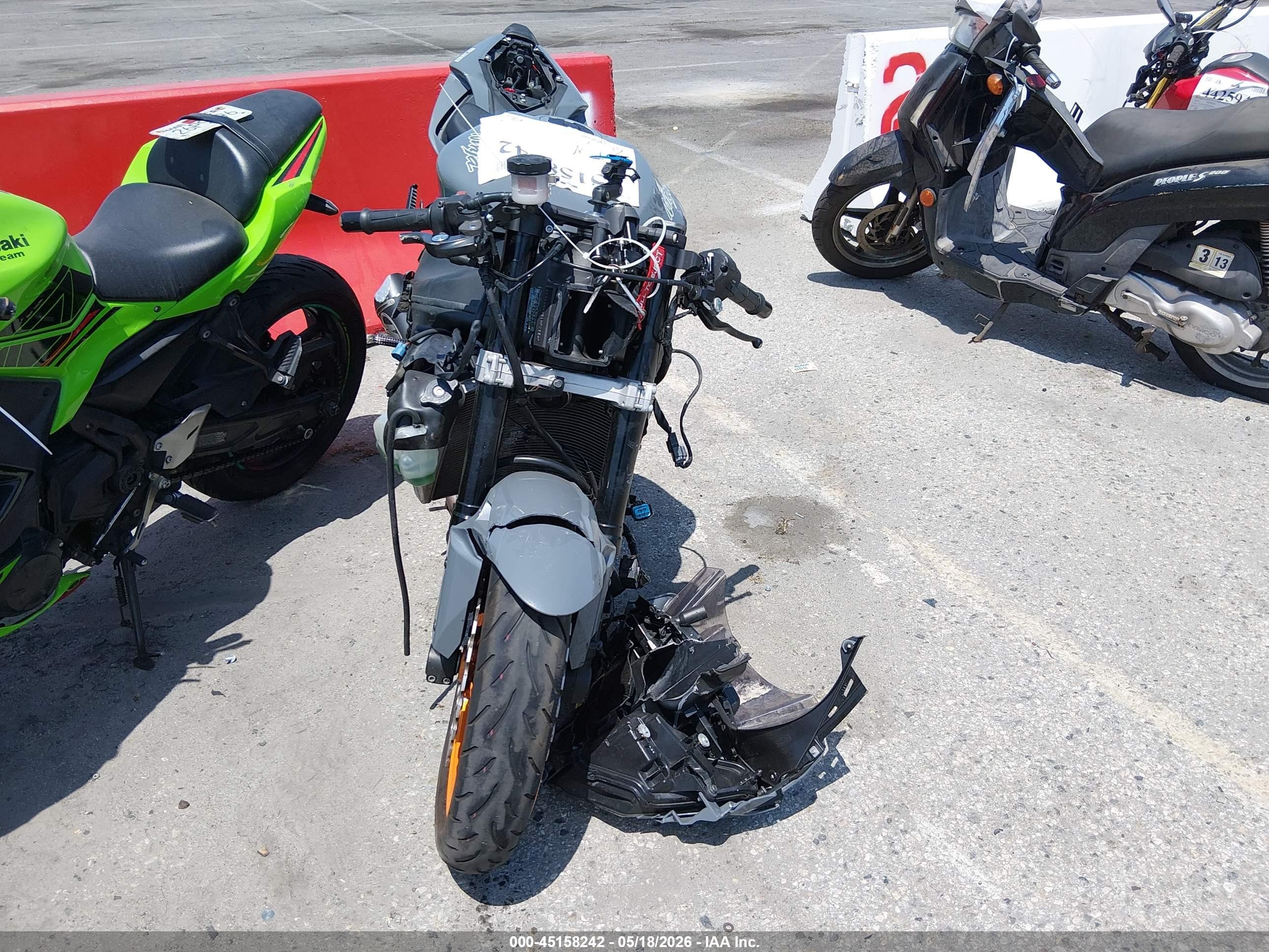 2019 Kawasaki ZX636 VIN JKBZXJH19KA001513 IAAI salvage auction — Front & Rear, Salvage (California), sold $2,550 on 2026-07-09 (photo 5)