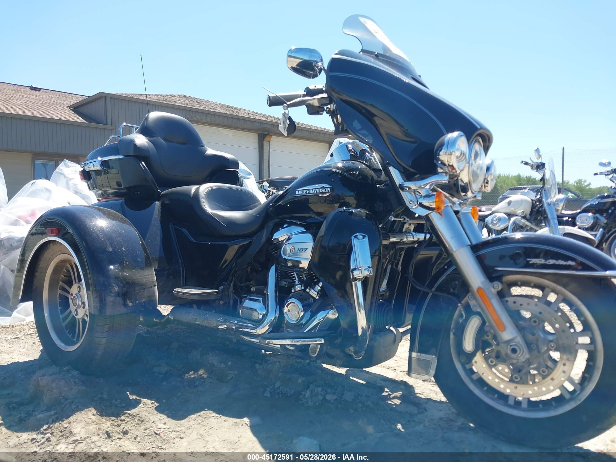 2017 Harley-Davidson FLHTCUTG VIN 1HD1MAD17HB860655 — IAAI salvage auction photo