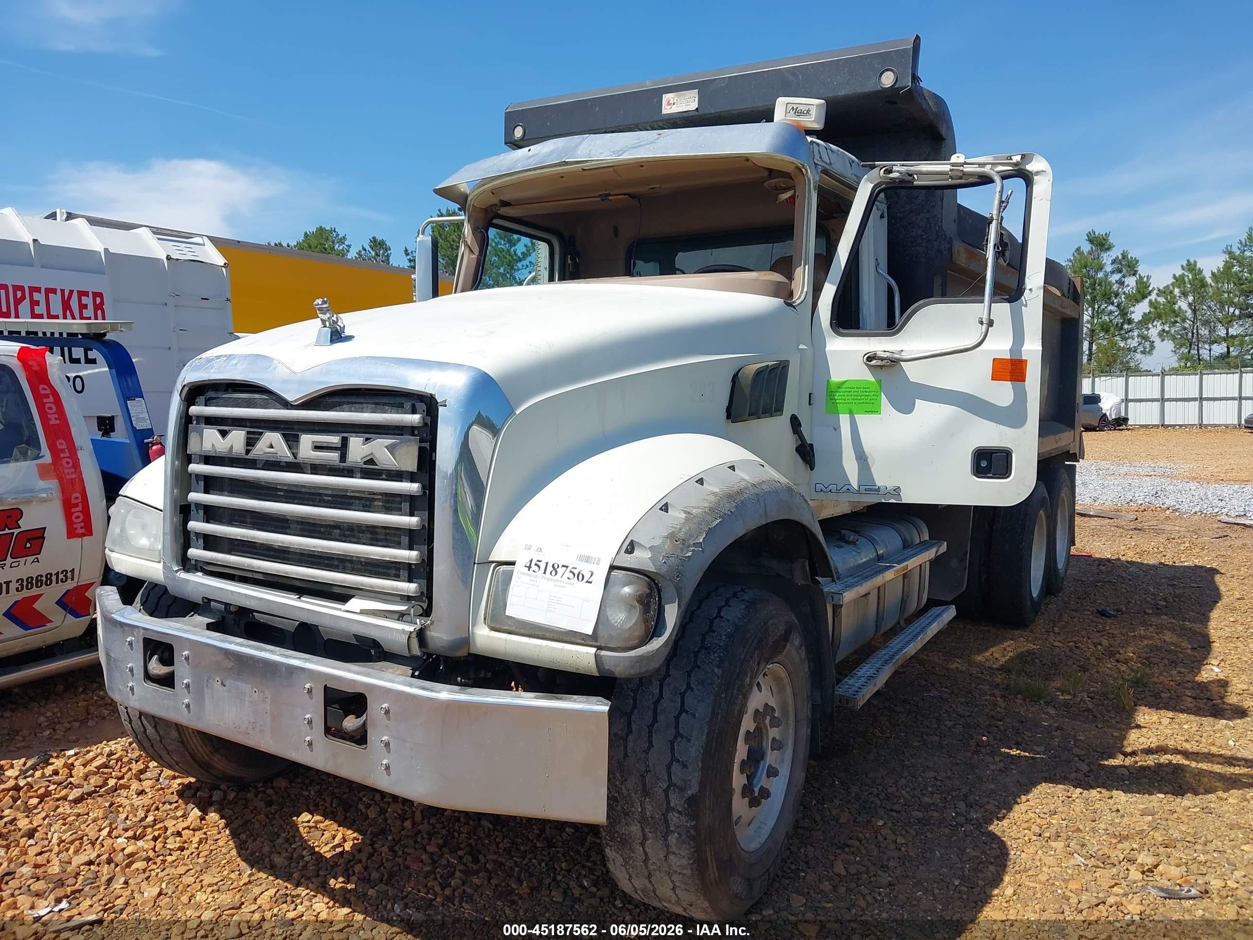 2017 Mack Granite VIN 1M2AX04C1HM036106 IAAI salvage auction — Rollover, Salvage (Georgia), sold $21,550 on 2026-07-01 (photo 2)