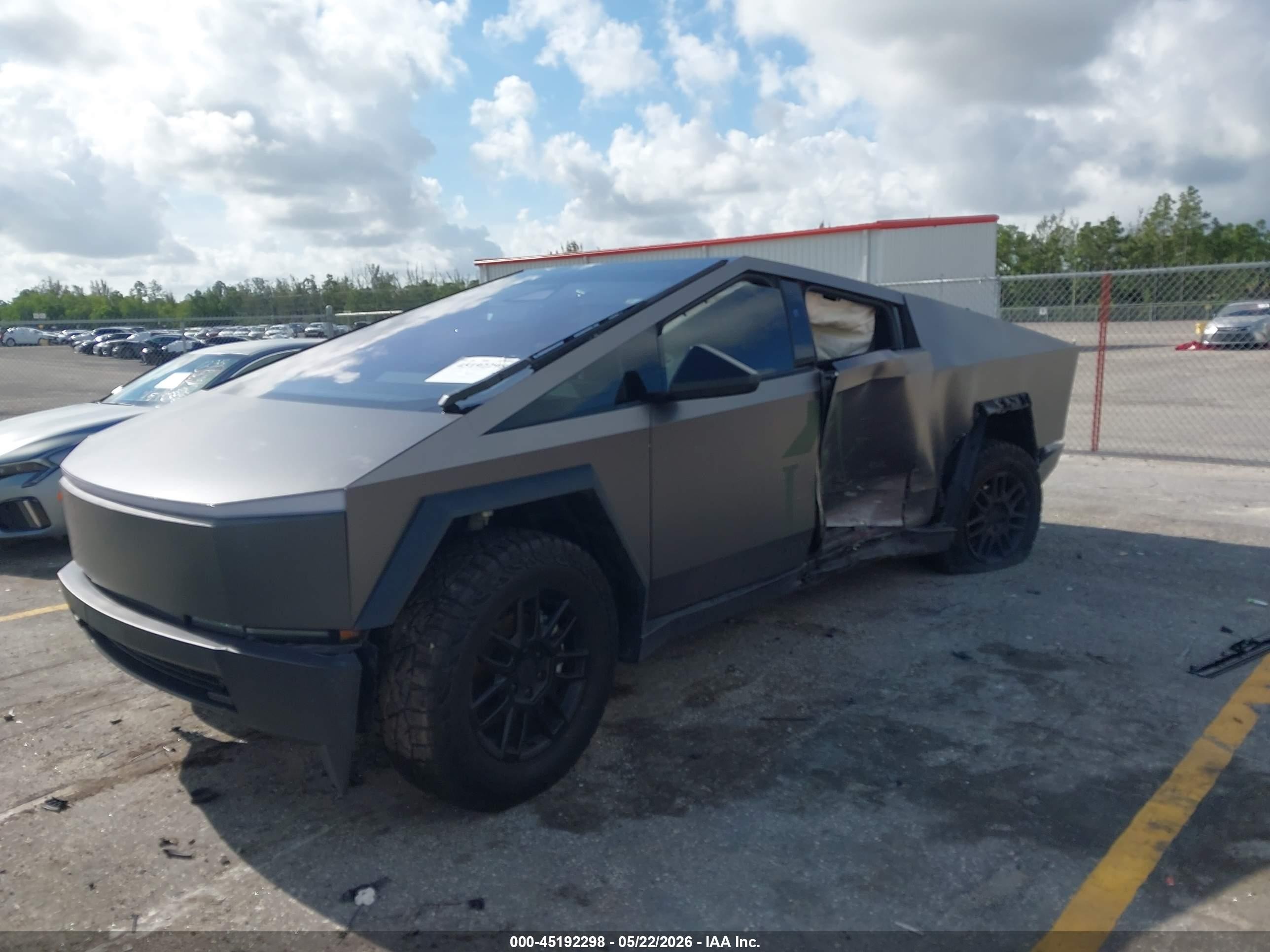 2024 Tesla Cybertruck VIN 7G2CEHED0RA055582 IAAI salvage auction — Side, Rebuildable (Florida), sold $27,900 on 2026-08-13 (photo 2)