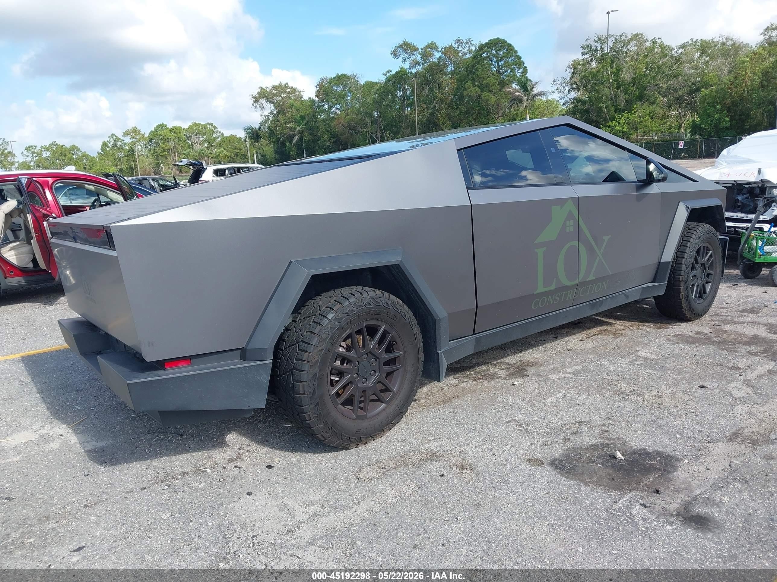 2024 Tesla Cybertruck VIN 7G2CEHED0RA055582 IAAI salvage auction — Side, Rebuildable (Florida), sold $27,900 on 2026-08-13 (photo 4)