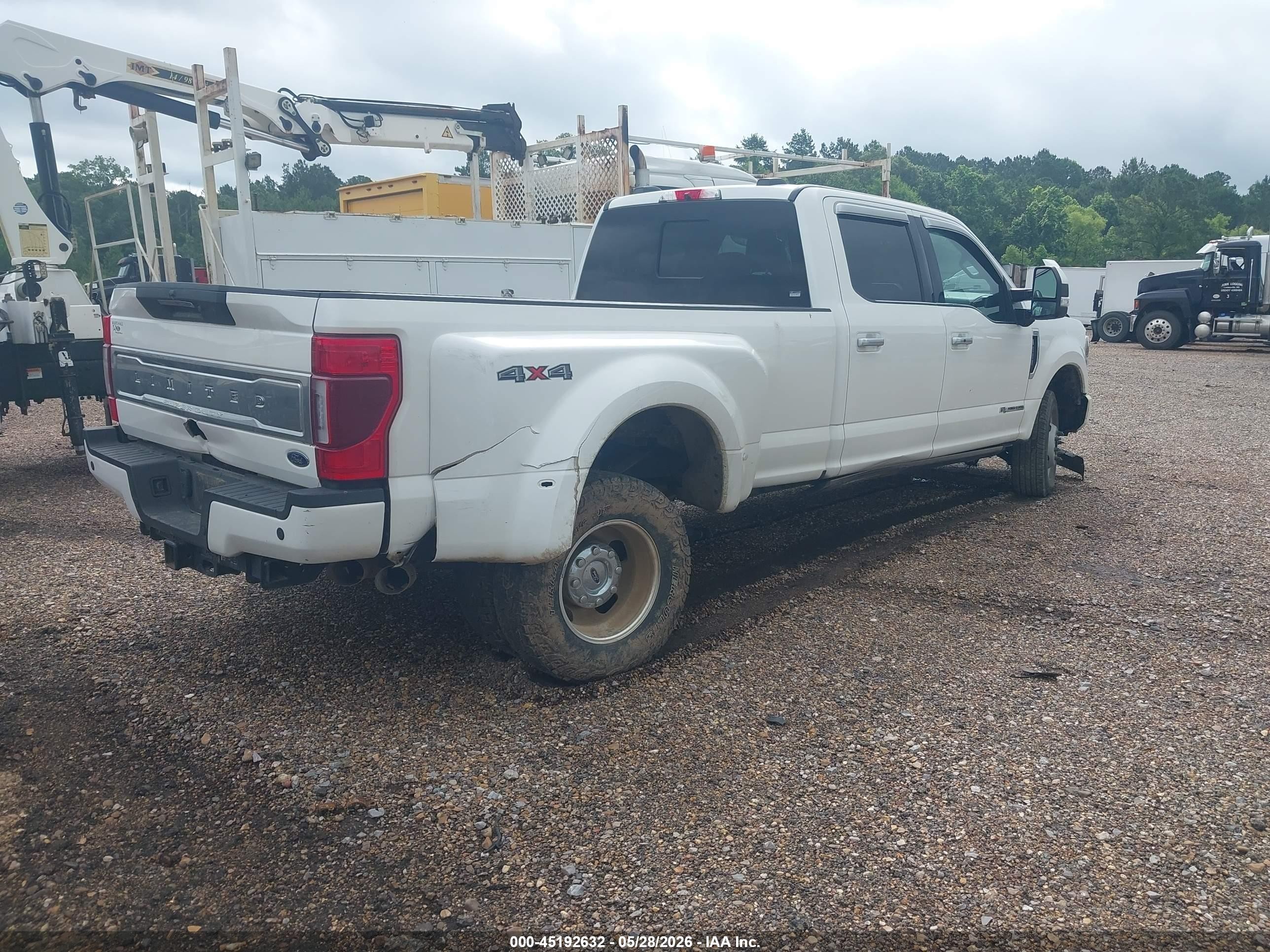 2022 Ford F-350 super duty VIN 1FT8W3DT3NEC06107 IAAI salvage auction — Side, Salvage (Mississippi), sold $25,250 on 2026-06-10 (photo 4)