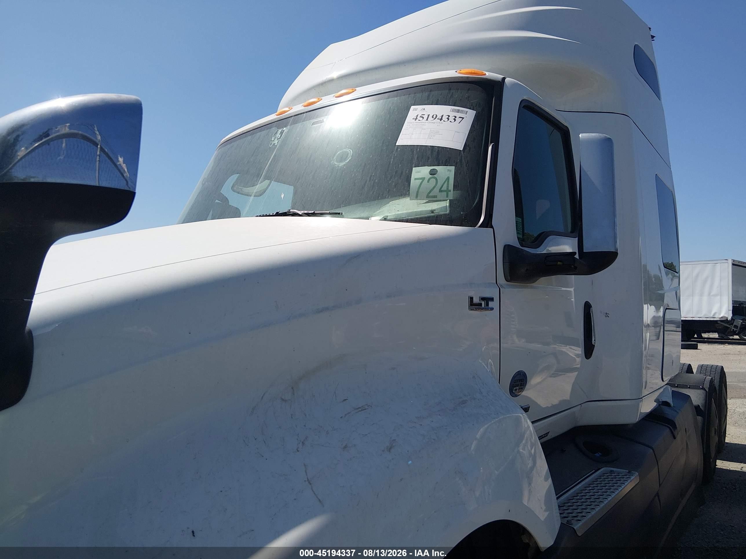 2024 International VIN 3HSDZTZR2RN605451 IAAI salvage auction — Side, Salvage (Texas), sold $8,000 on 2026-08-26 (photo 2)