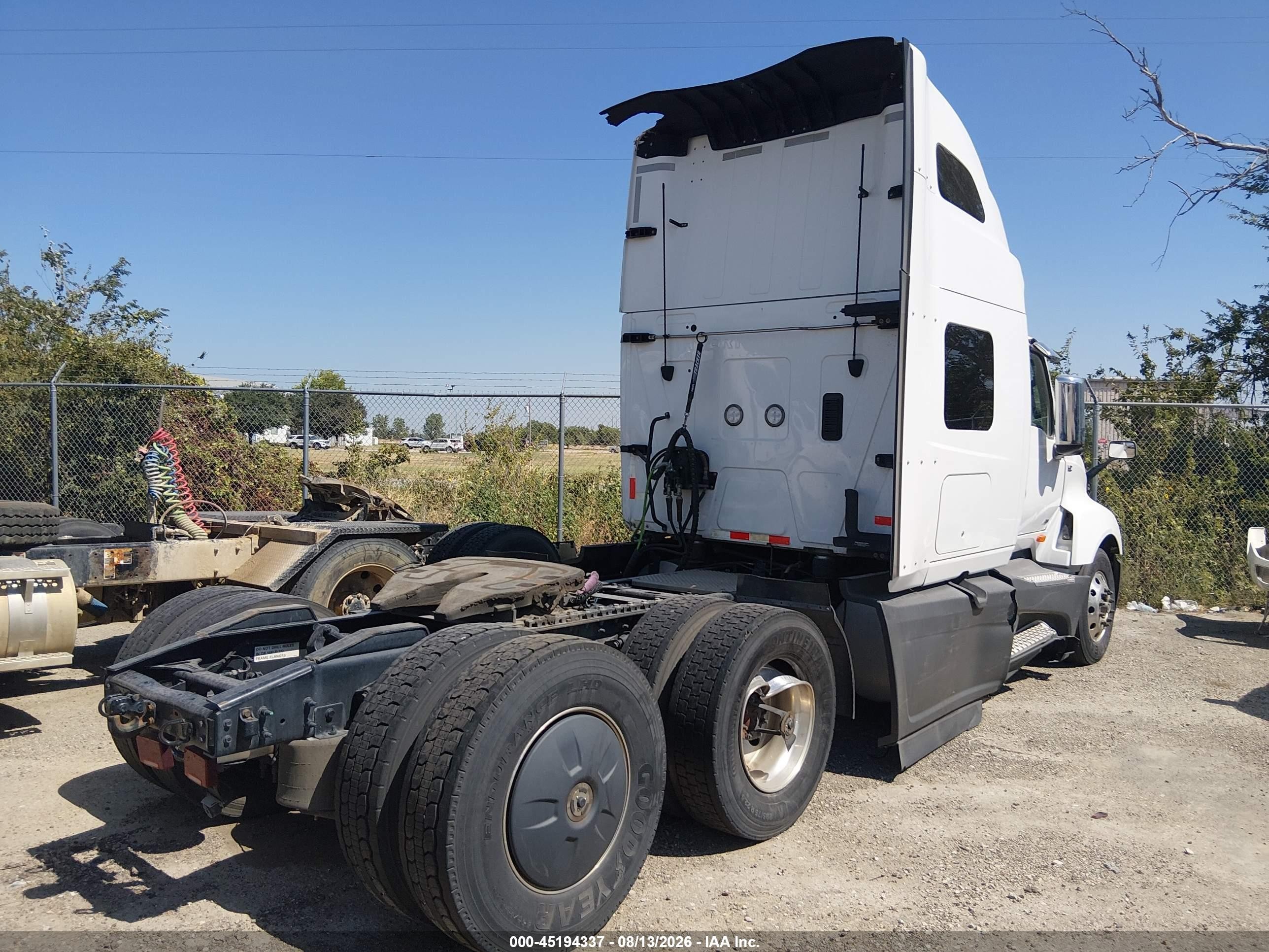 2024 International VIN 3HSDZTZR2RN605451 IAAI salvage auction — Side, Salvage (Texas), sold $8,000 on 2026-08-26 (photo 4)