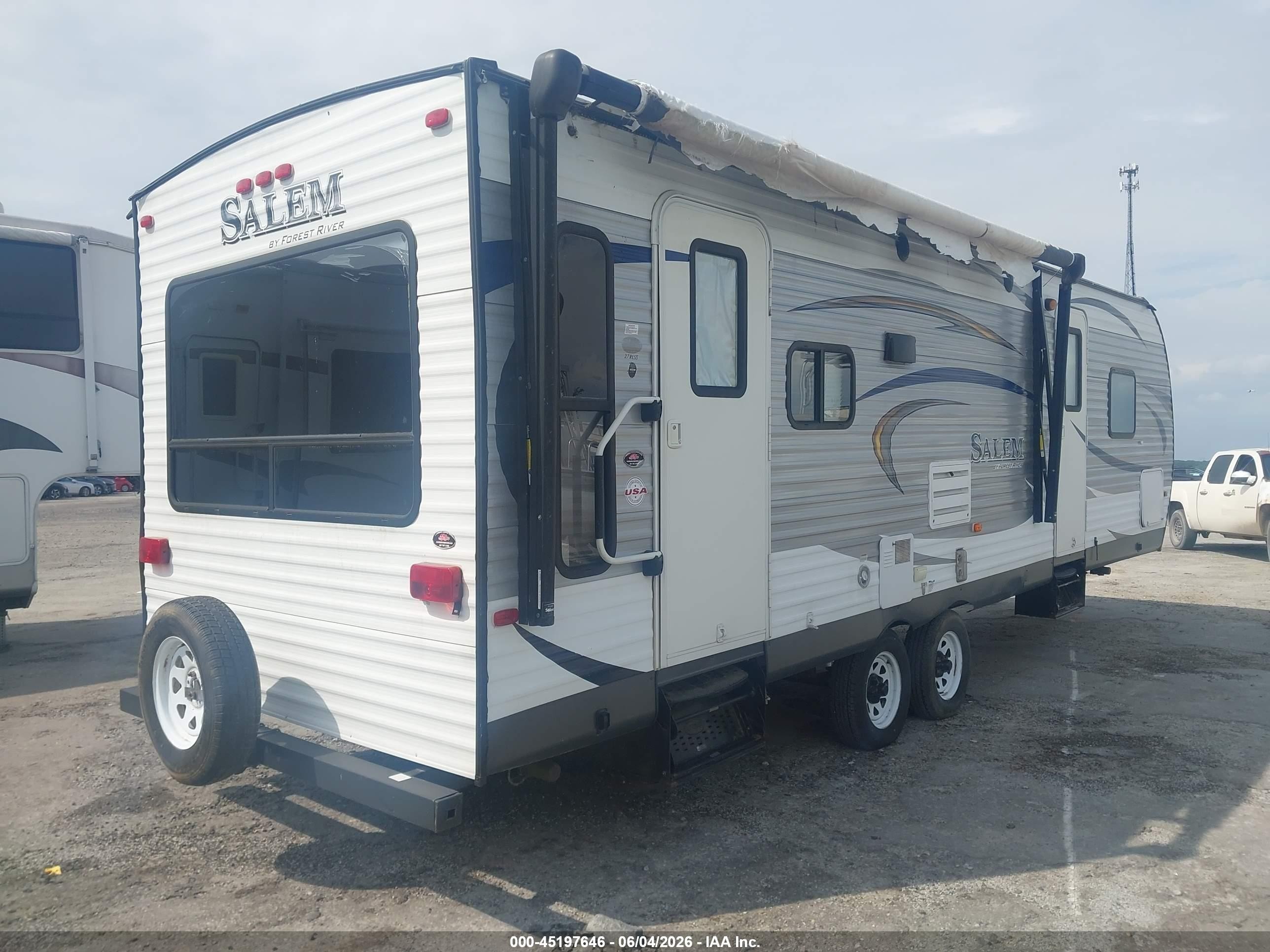 2017 Forest River Salem VIN 4X4TSMC27HA318094 IAAI salvage auction — Storm Damage, Clear (Arkansas), sold $3,300 on 2026-09-13 (photo 4)