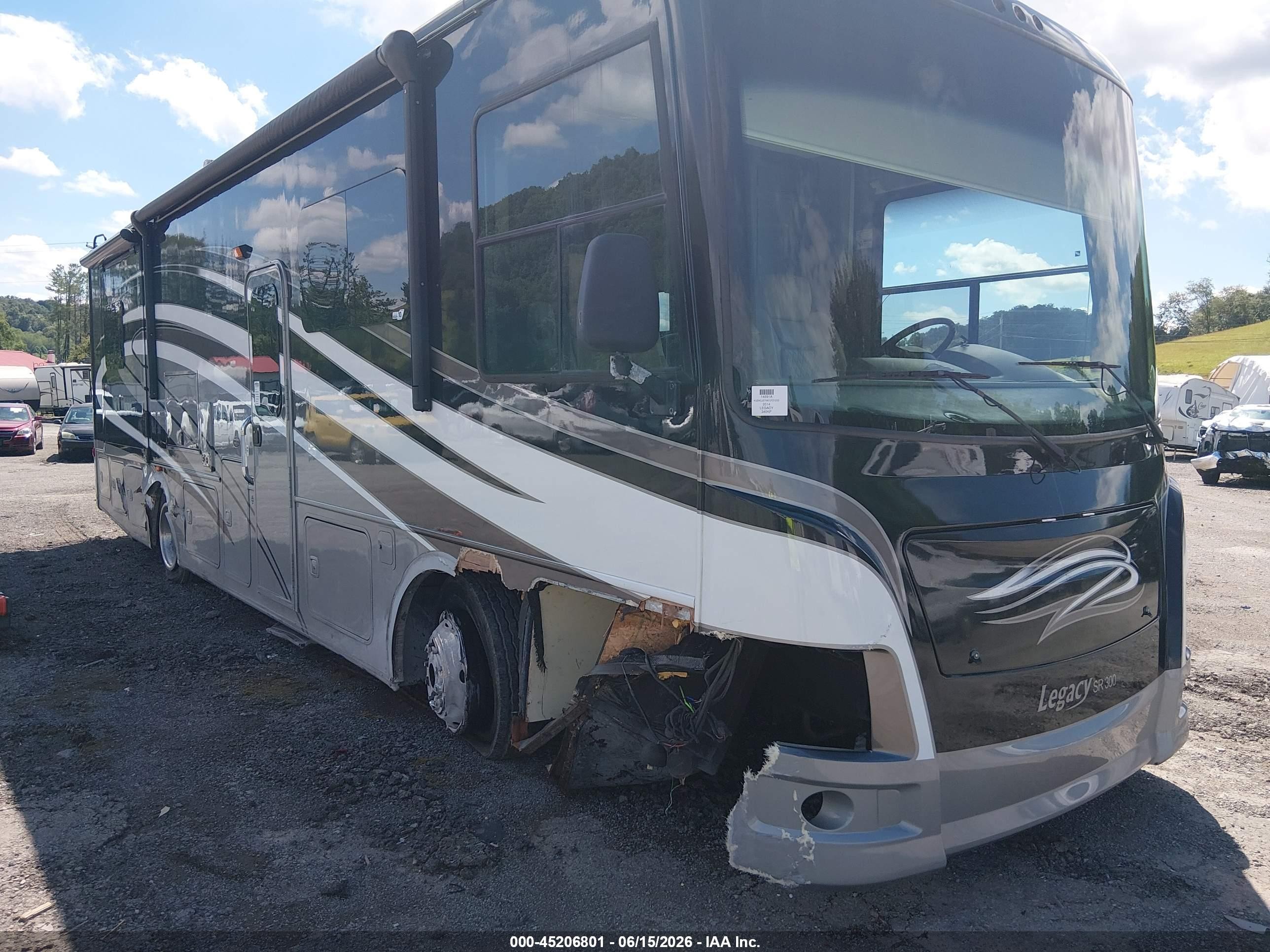 2014 Freightliner Chassis VIN 4UZACJDT8ECFZ1222 — IAAI salvage auction photo