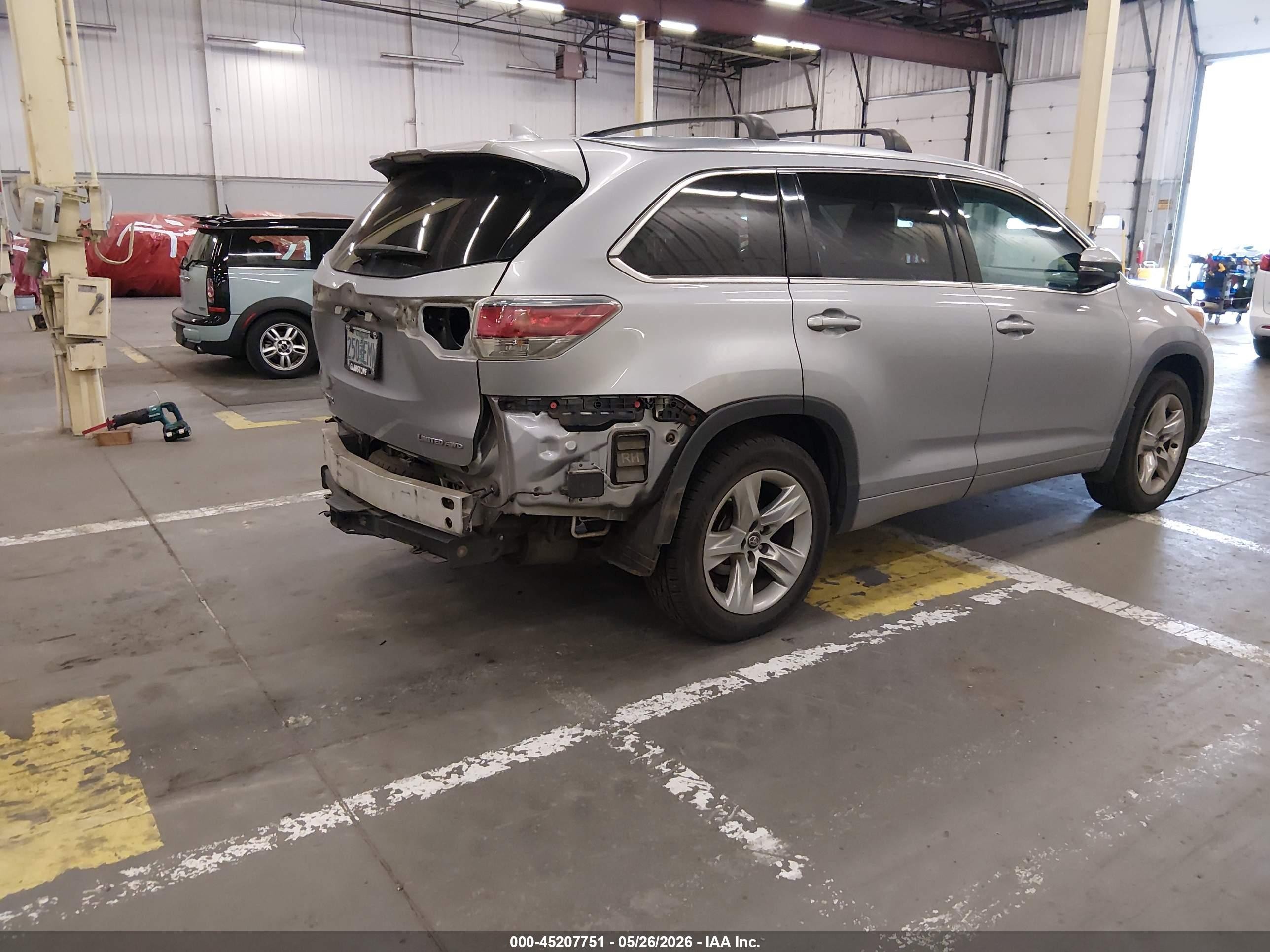 2016 Toyota Highlander VIN 5TDDKRFH0GS342648 IAAI salvage auction — Rear End, Salvage (Oregon), sold $9,050 on 2026-07-09 (photo 4)