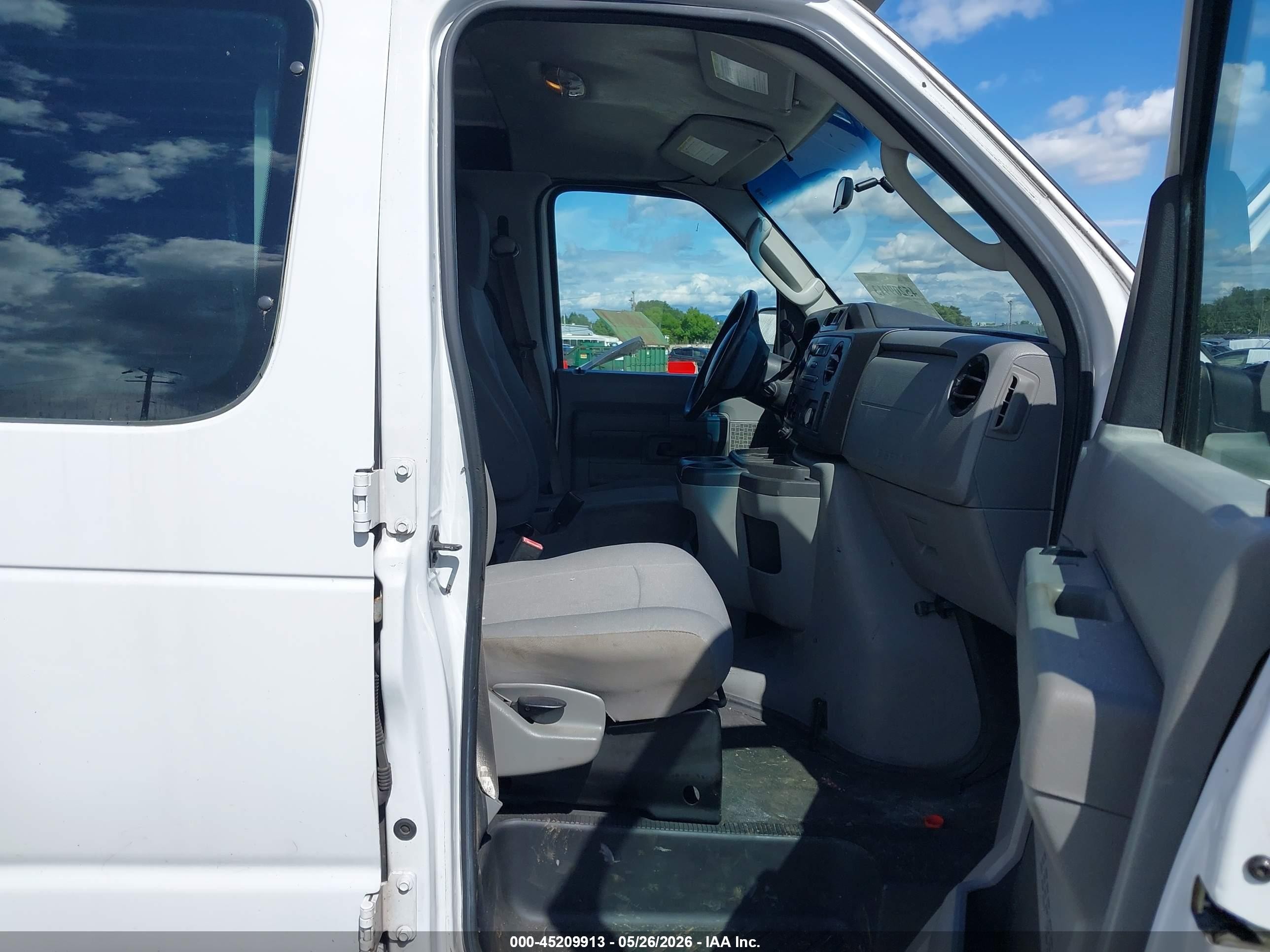 2013 Ford E-250 VIN 1FTNE2EW6DDA47306 IAAI salvage auction — Side, Salvage (Oregon), sold $1,300 on 2026-07-03 (photo 5)