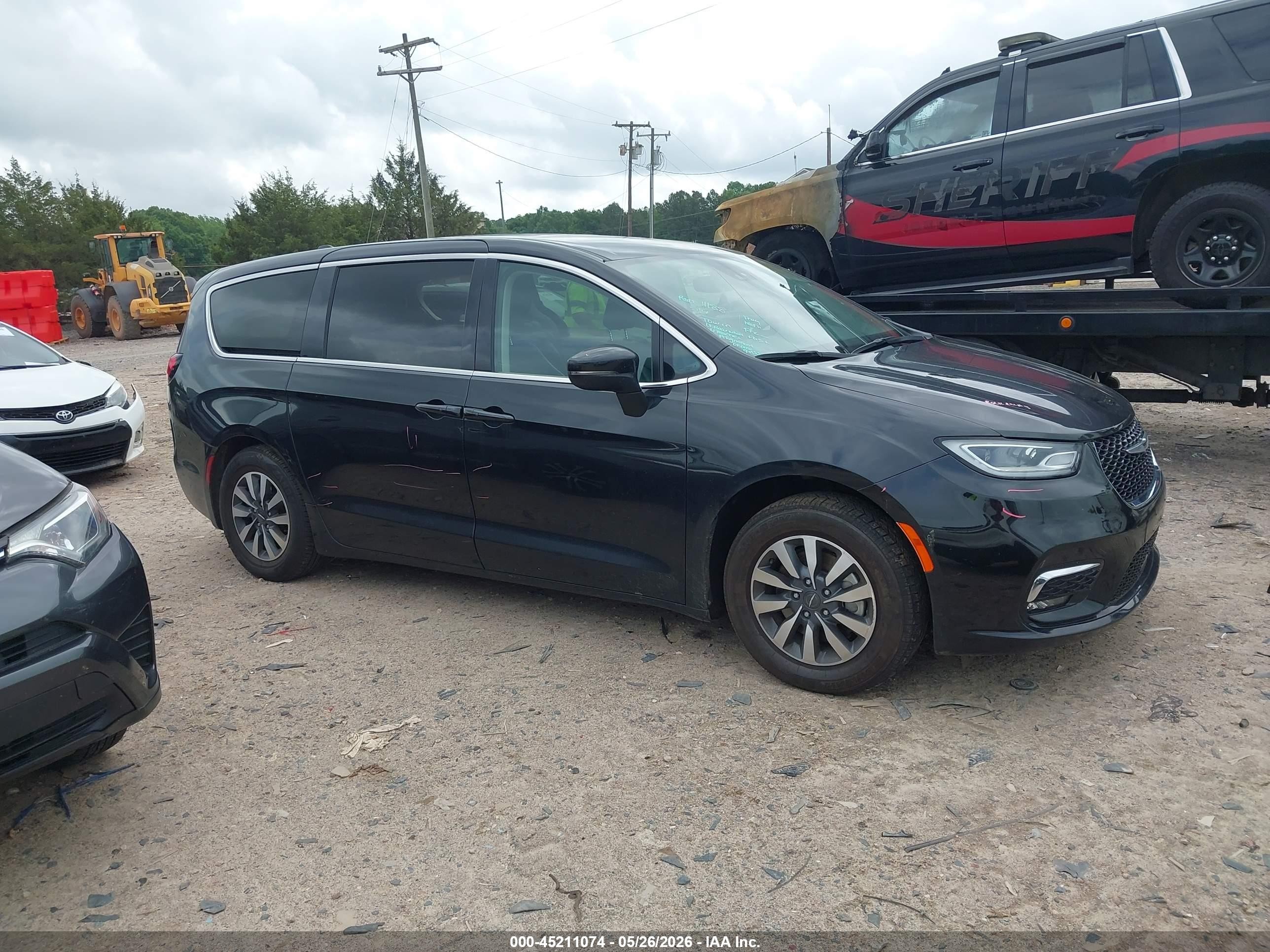 2023 Chrysler Pacifica VIN 2C4RC1L78PR541102 IAAI salvage auction — Side, Salvage (North Carolina), sold $8,400 on 2026-07-12 (photo 1)