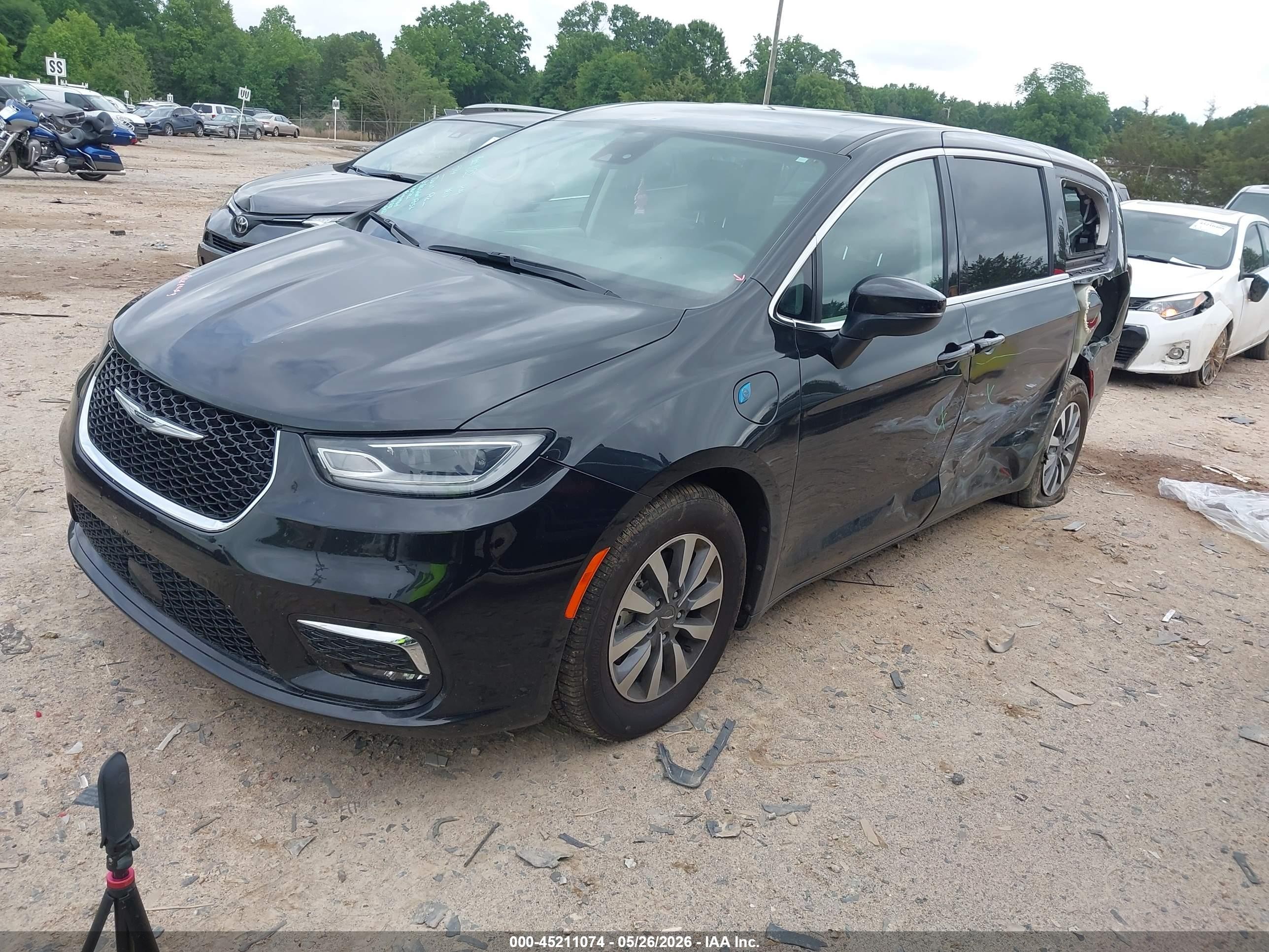 2023 Chrysler Pacifica VIN 2C4RC1L78PR541102 IAAI salvage auction — Side, Salvage (North Carolina), sold $8,400 on 2026-07-12 (photo 2)