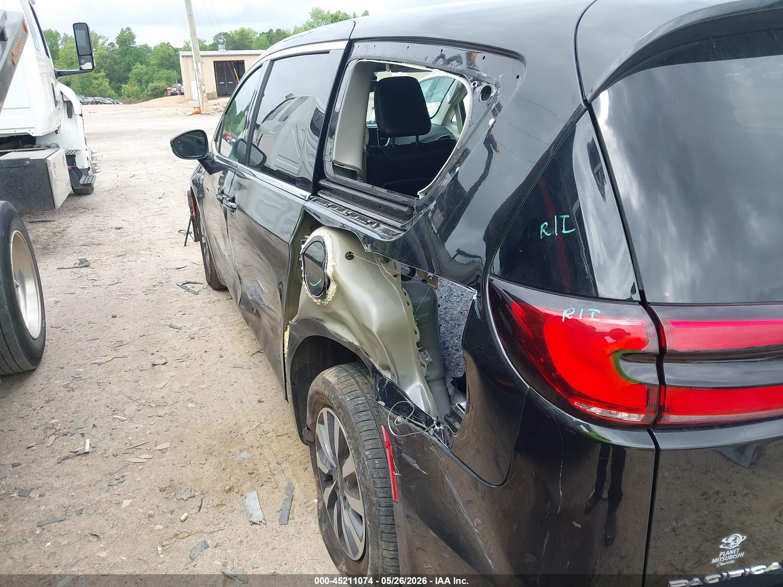 2023 Chrysler Pacifica VIN 2C4RC1L78PR541102 IAAI salvage auction — Side, Salvage (North Carolina), sold $8,400 on 2026-07-12 (photo 6)