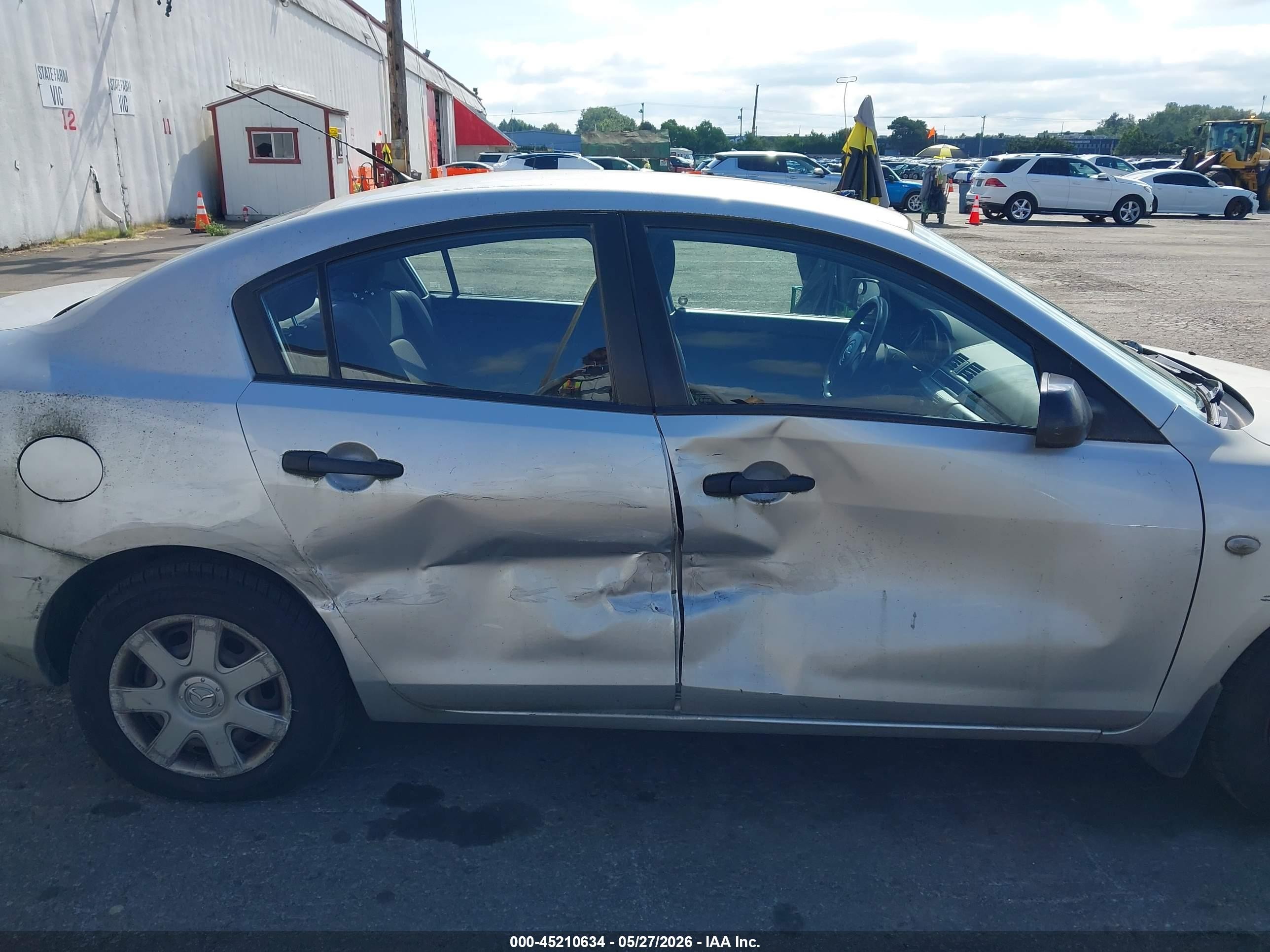 2006 Mazda 3 VIN JM1BK12F261482208 IAAI salvage auction — Side, Salvage (Oregon), sold $100 on 2026-07-09 (photo 6)