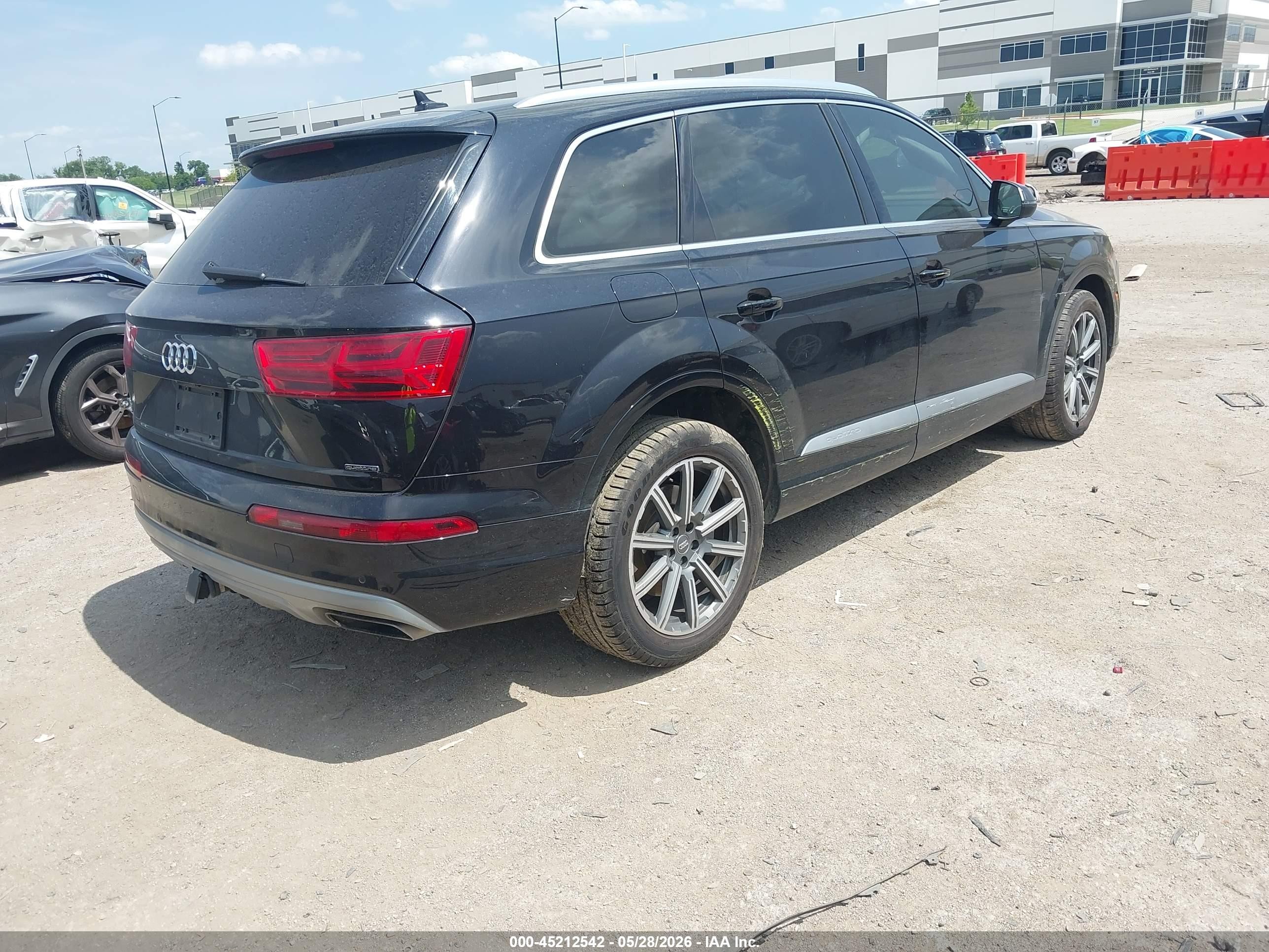 2019 Audi Q7 VIN WA1LAAF75KD036034 IAAI salvage auction — Side, Original (Texas), sold $5,300 on 2026-07-09 (photo 4)