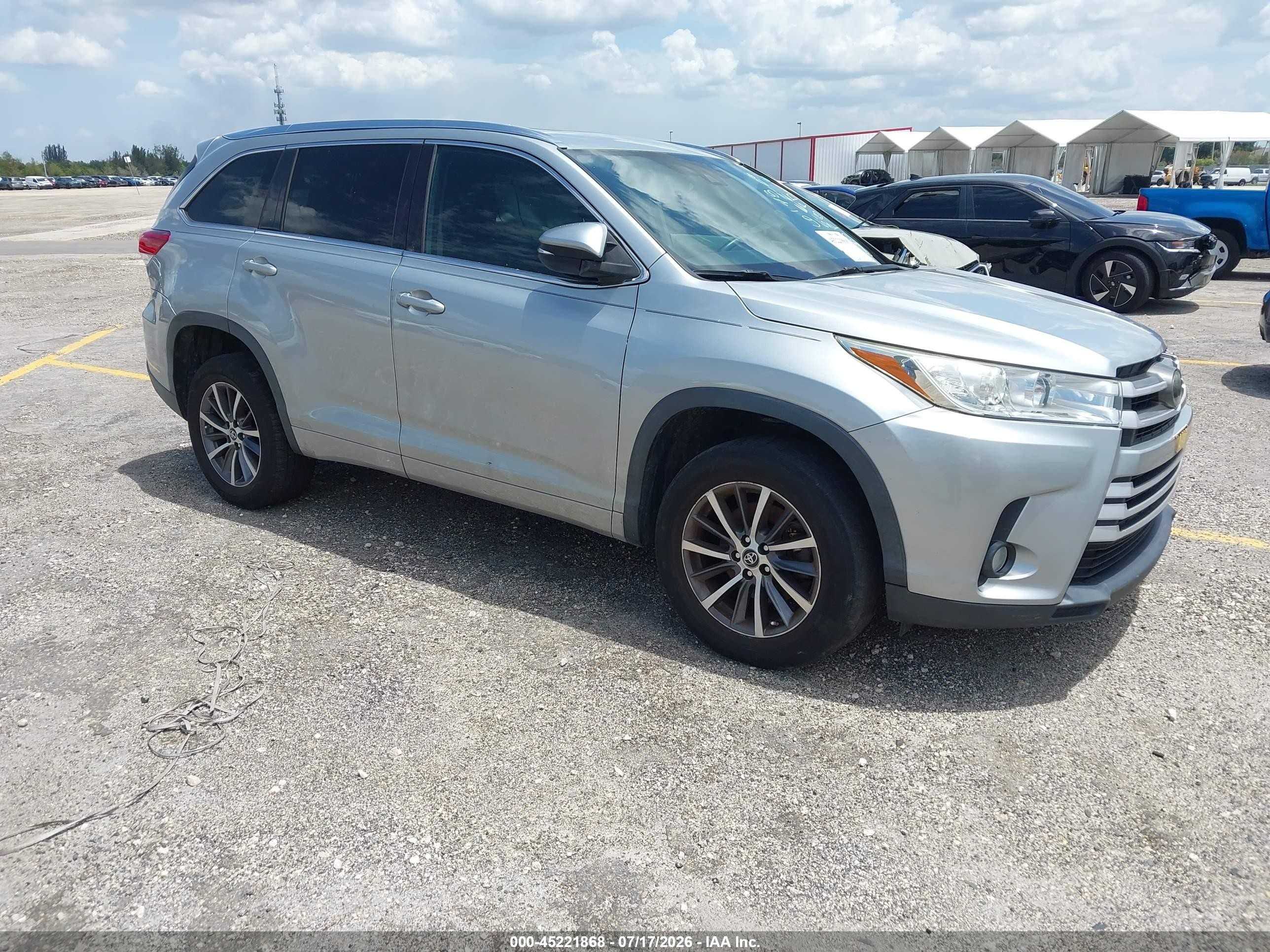 2018 Toyota Highlander VIN 5TDKZRFH2JS266148 — IAAI salvage auction photo