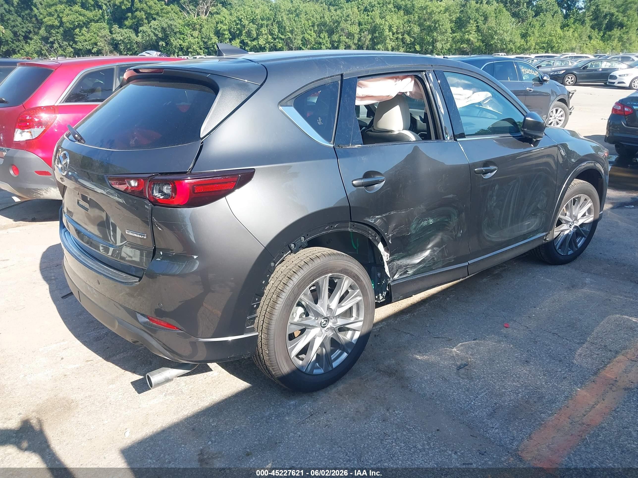 2025 Mazda Cx-5 VIN JM3KFBEM5S0761485 IAAI salvage auction — Side, Salvage (Kansas), sold $11,500 on 2026-10-02 (photo 4)