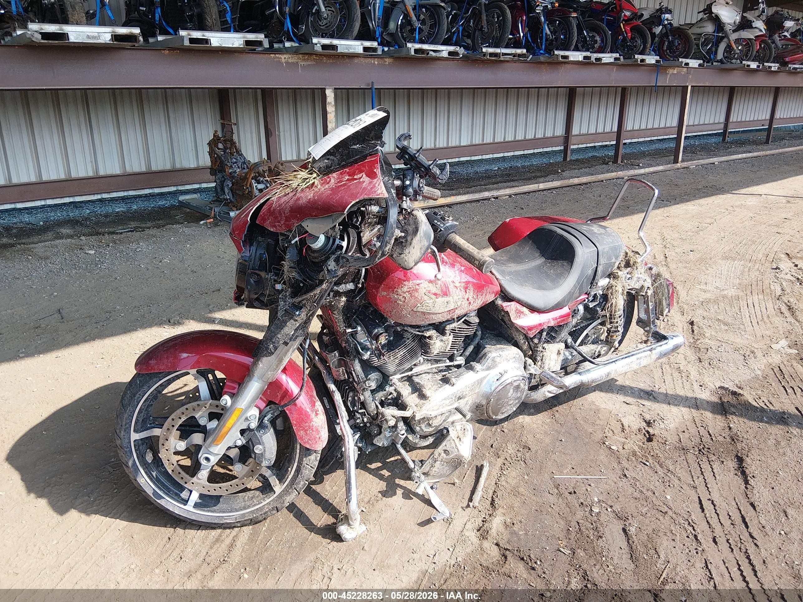 2025 Harley-Davidson FLHX VIN 1HD1KB718SB645350 IAAI salvage auction — Side, Salvage (Kentucky), sold $7,800 on 2026-09-22 (photo 2)