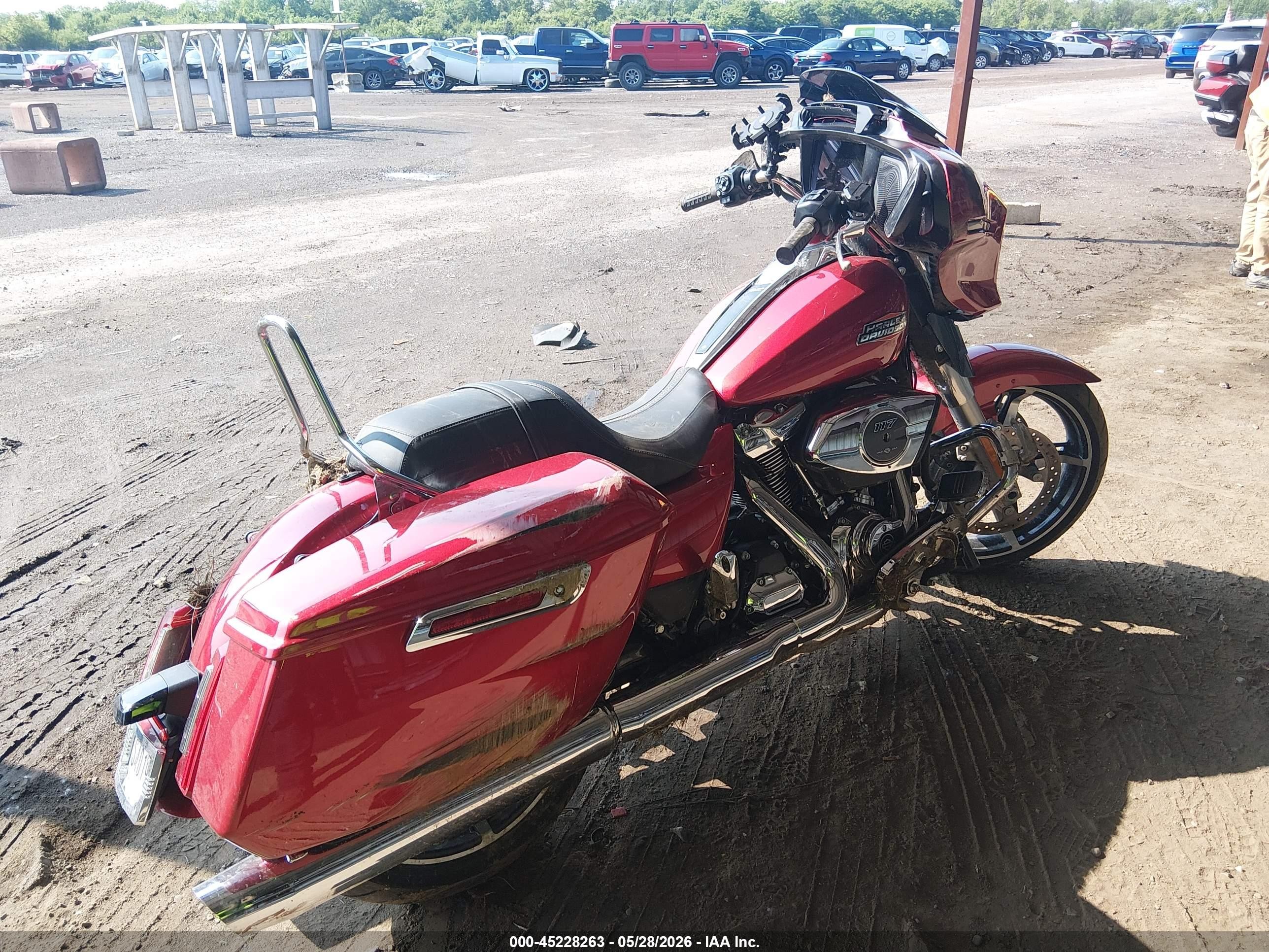 2025 Harley-Davidson FLHX VIN 1HD1KB718SB645350 IAAI salvage auction — Side, Salvage (Kentucky), sold $7,800 on 2026-09-22 (photo 4)